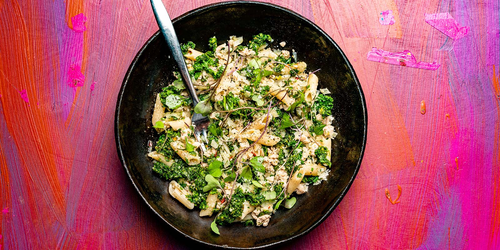 Broileri-fenkolipenne ja vihreä yrttikastike