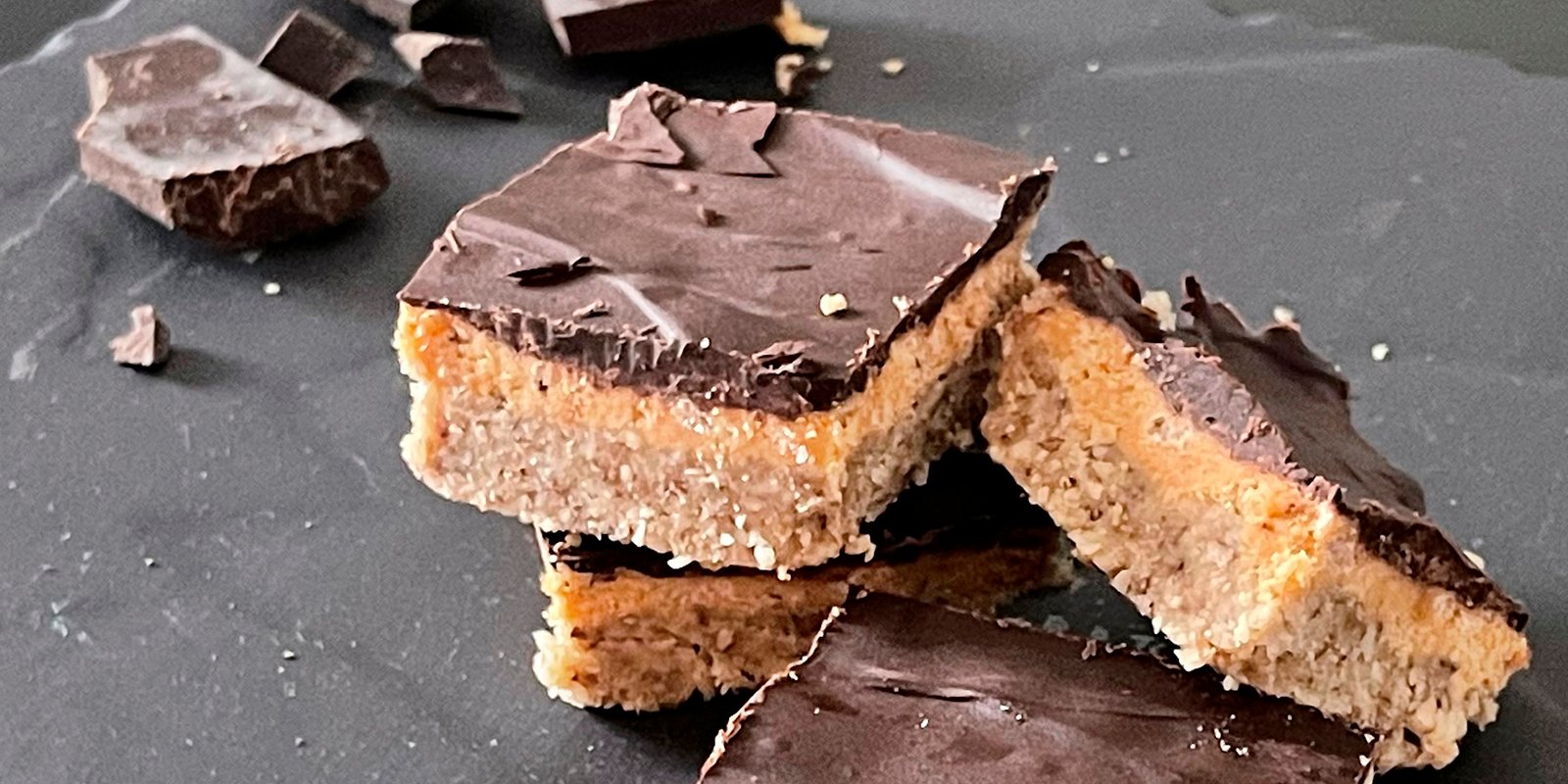 Paistamatta valmiit suklaa-maapähkinä -ruudut