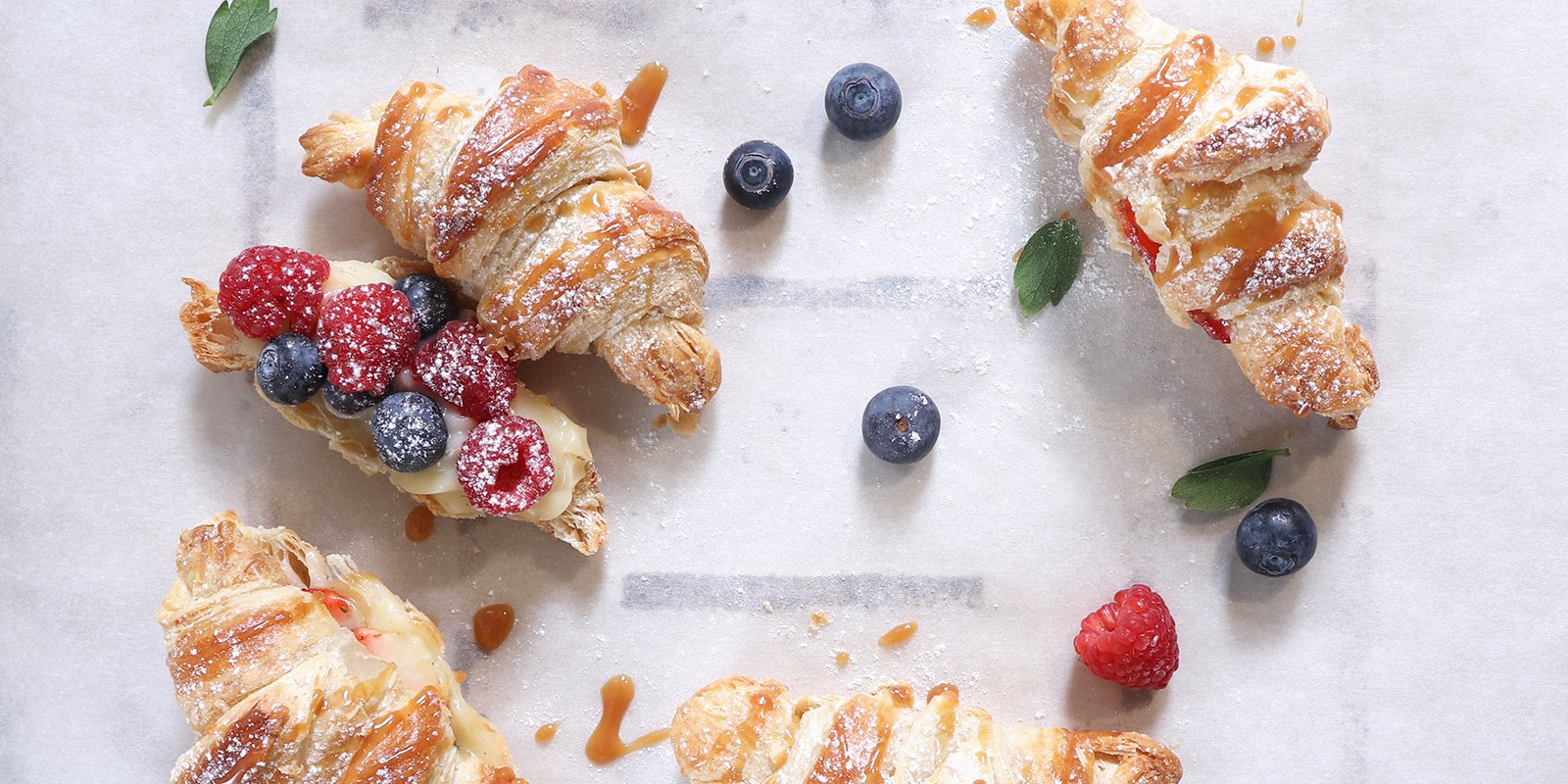 Croissantit kreemillä ja marjoilla