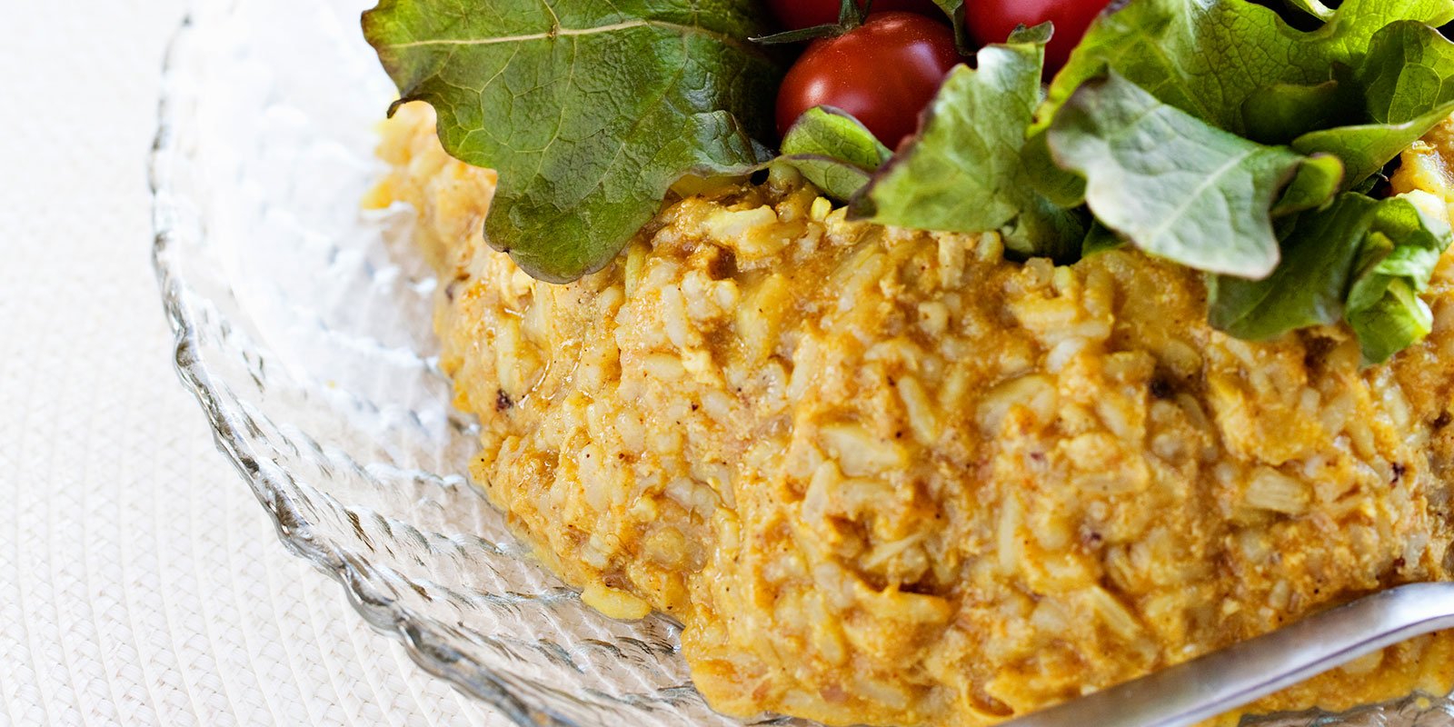 Fenkolista Kana-Riisiohraa rengasvuoassa