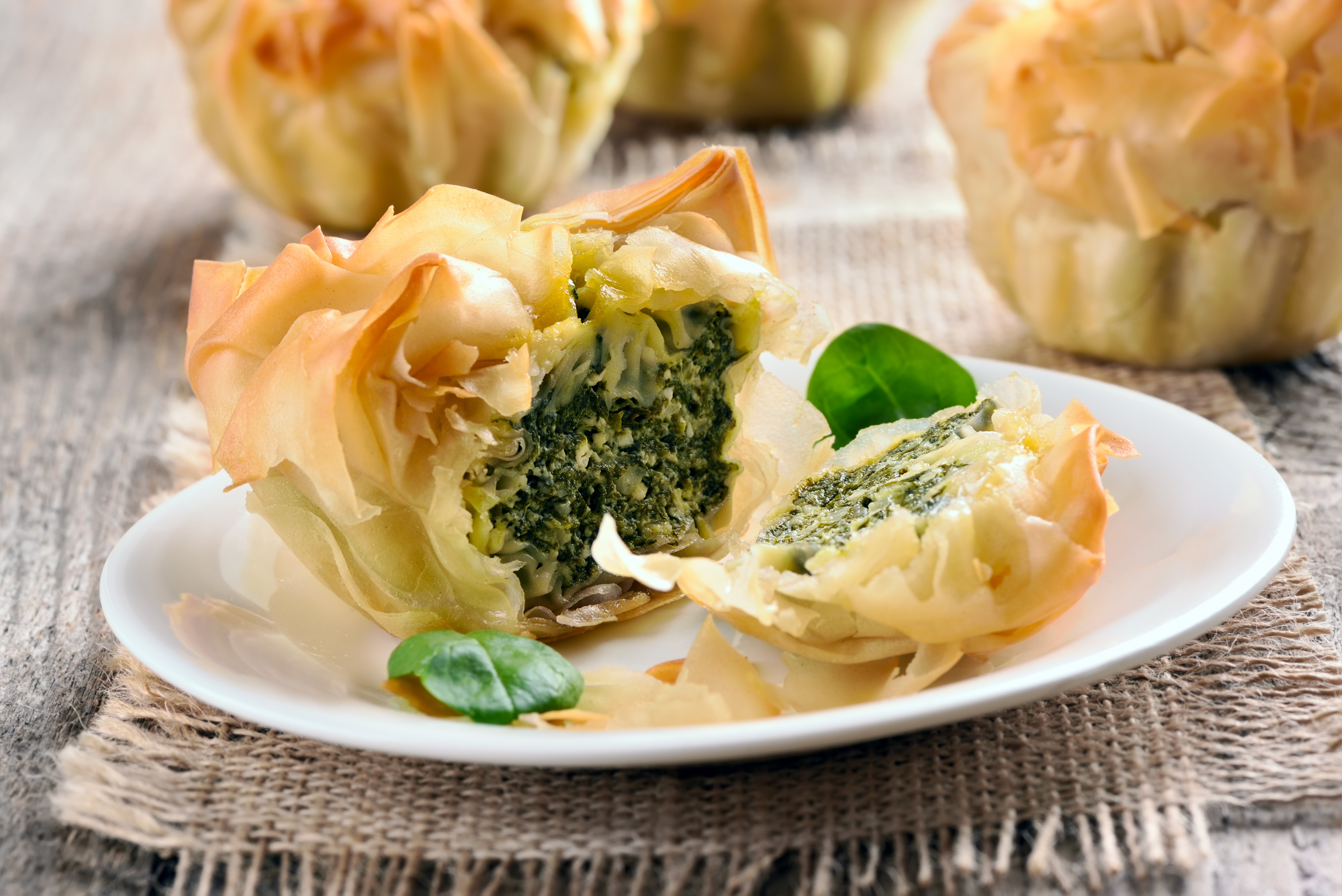 Вкусные блюда из теста фило. Закуски из теста фило. Тарталетки из теста фило. Торт из теста фило. Закуски из теста фило на праздничный стол.