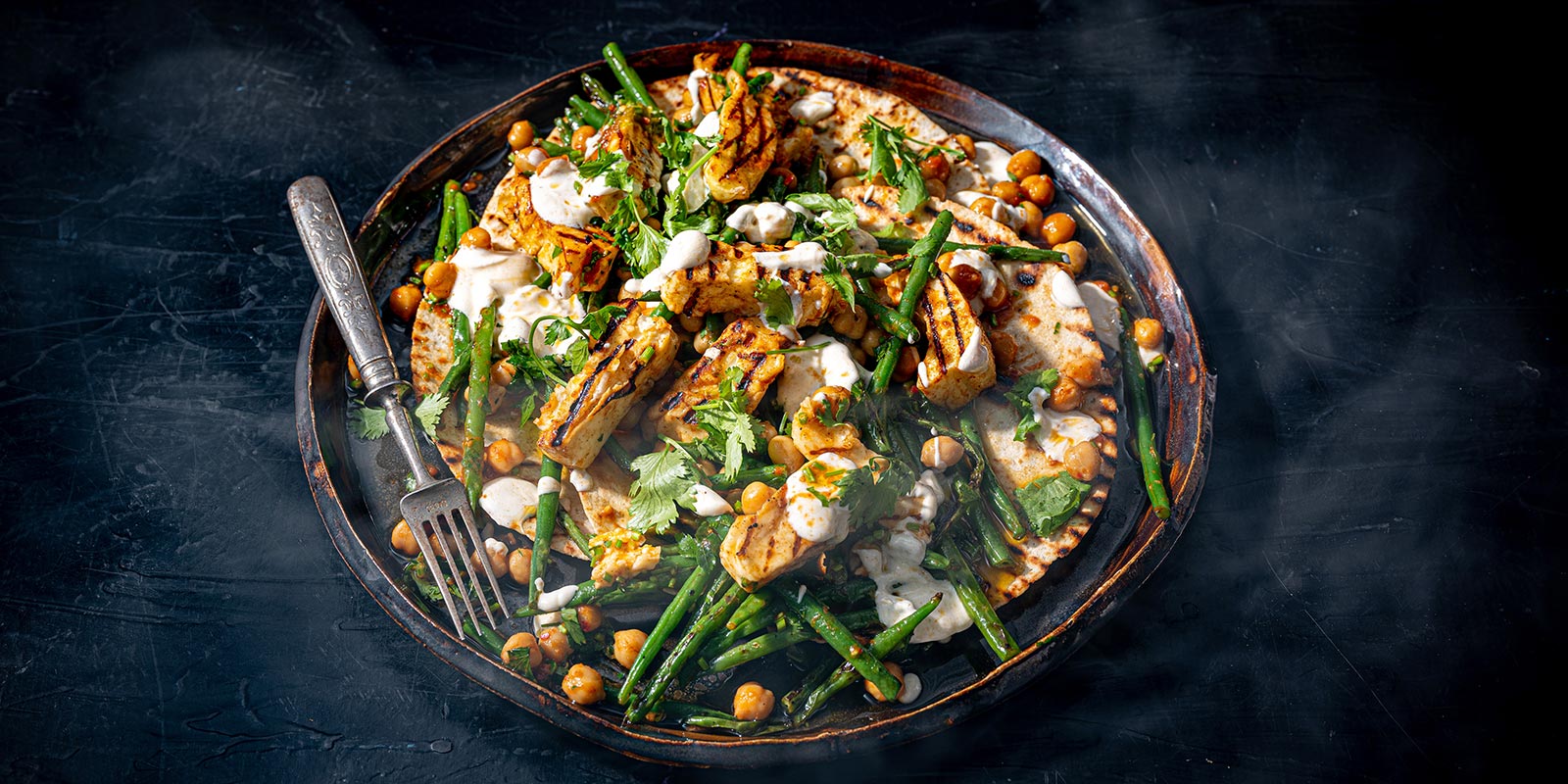 Grillattu halloumi jogurttikastikkeella ja grillatut kauratortillat