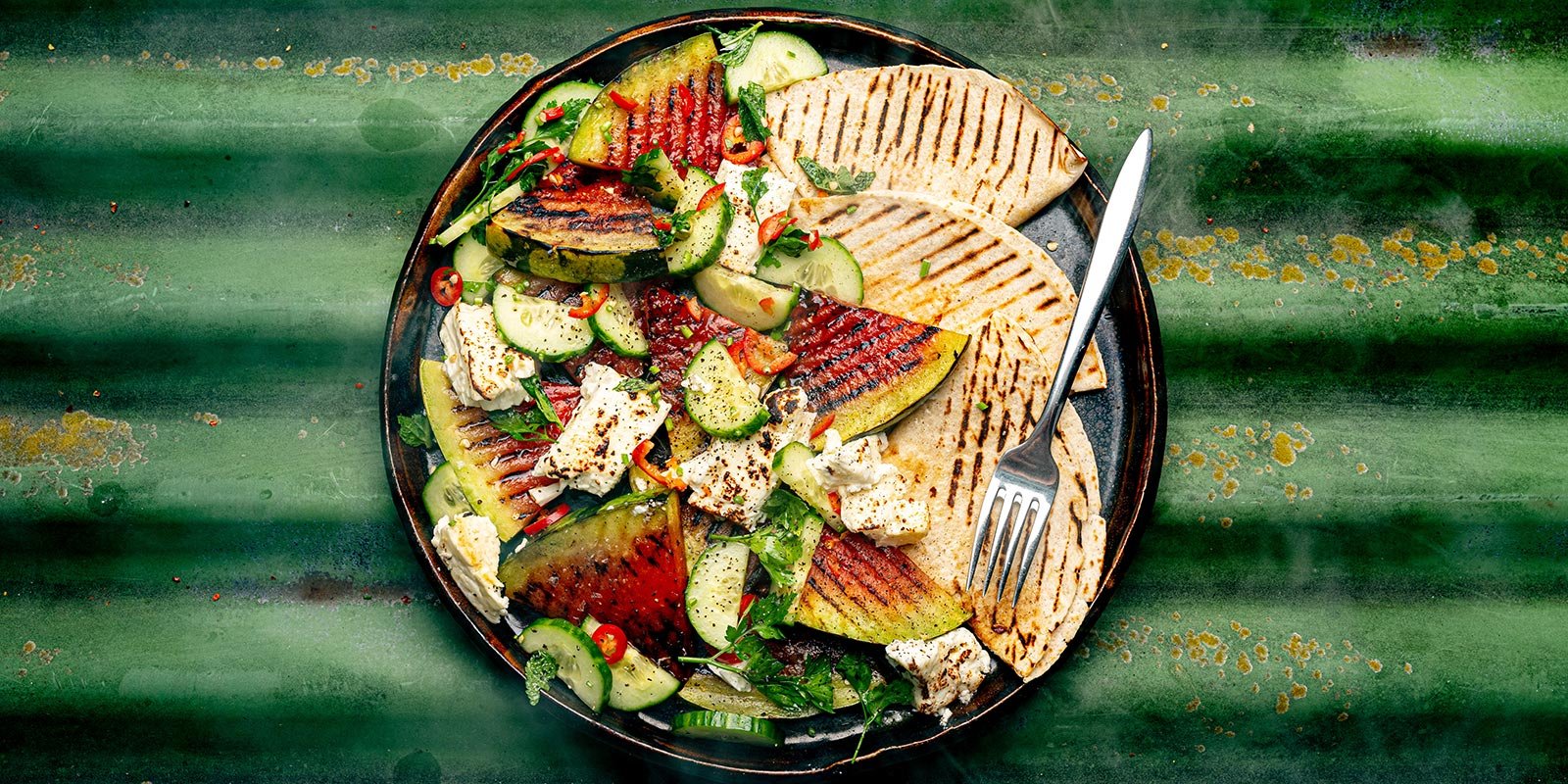 Grillattu vesimelonisalaatti ja grillatut kauratortillat
