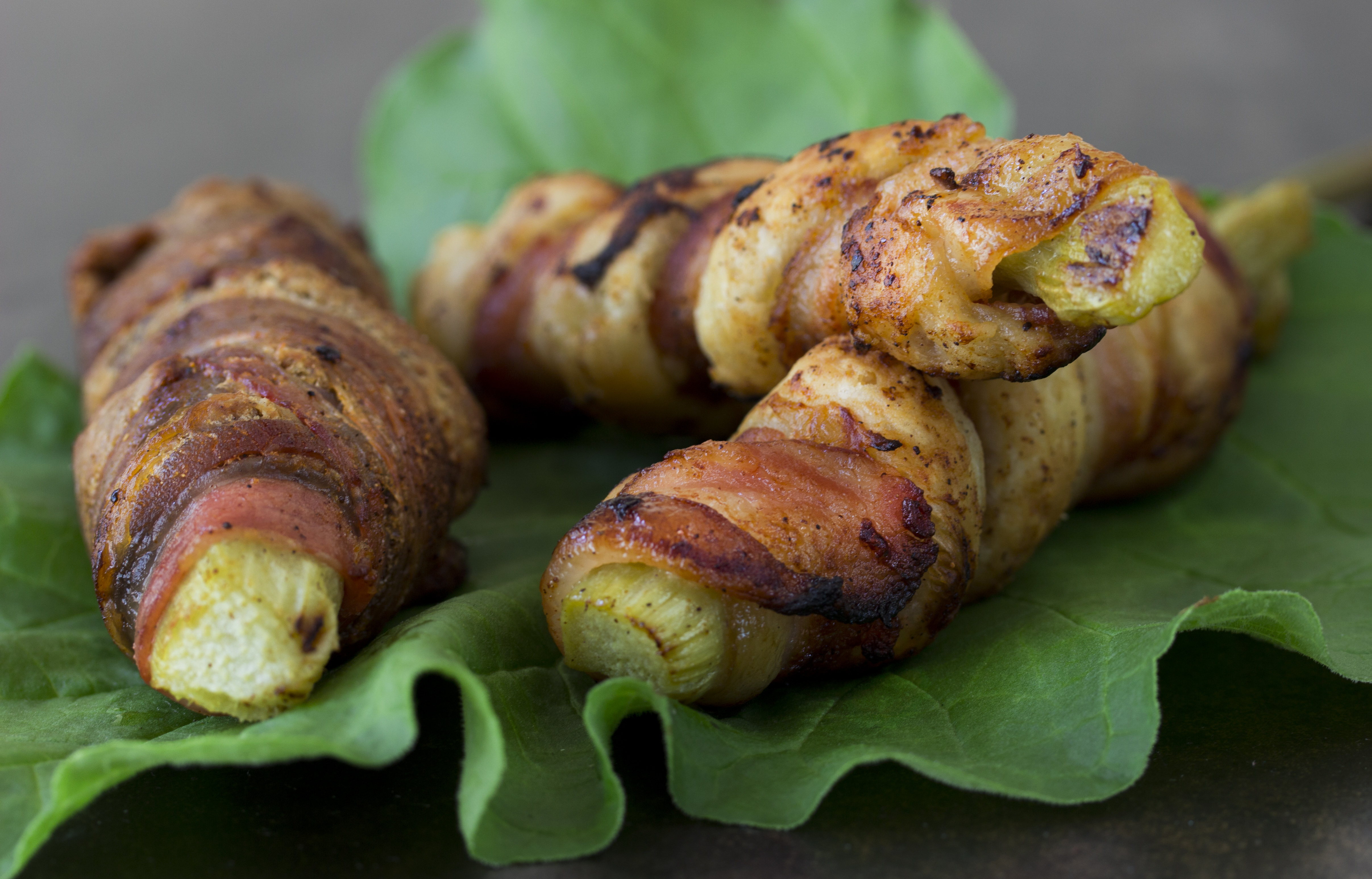 Grillatut raparperit pekoni-taikinakäärössä