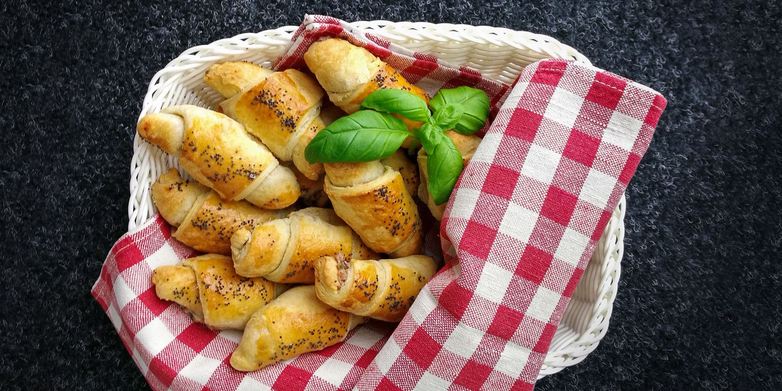 Huippuhelpot croissantit porotäytteellä