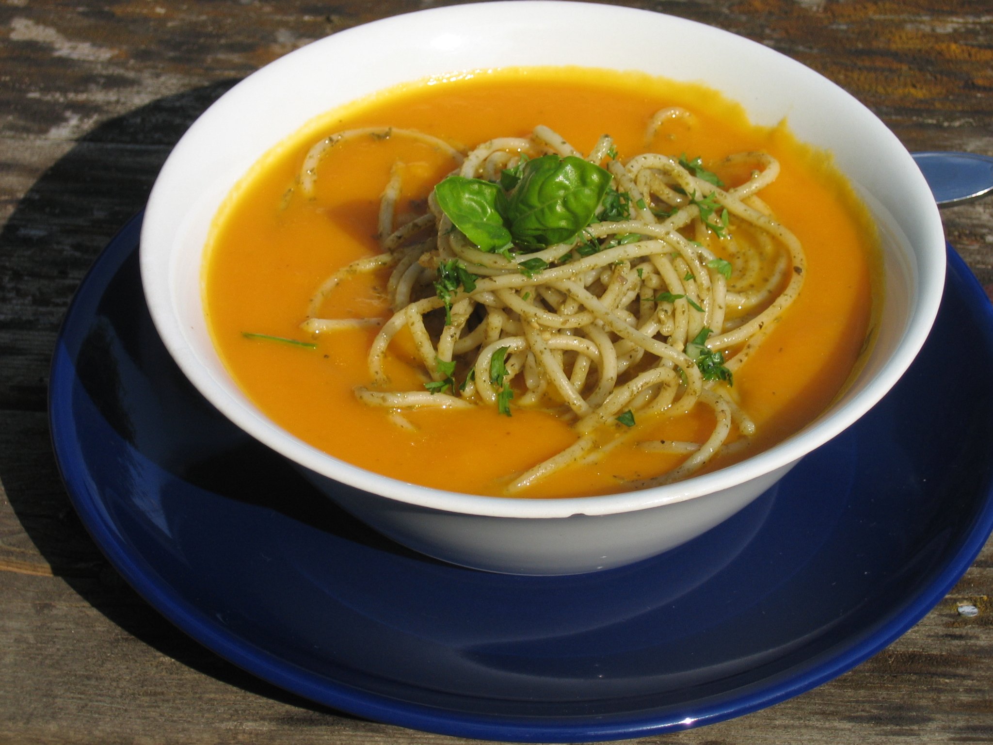 Porkkanakeitto spagetilla höystettynä