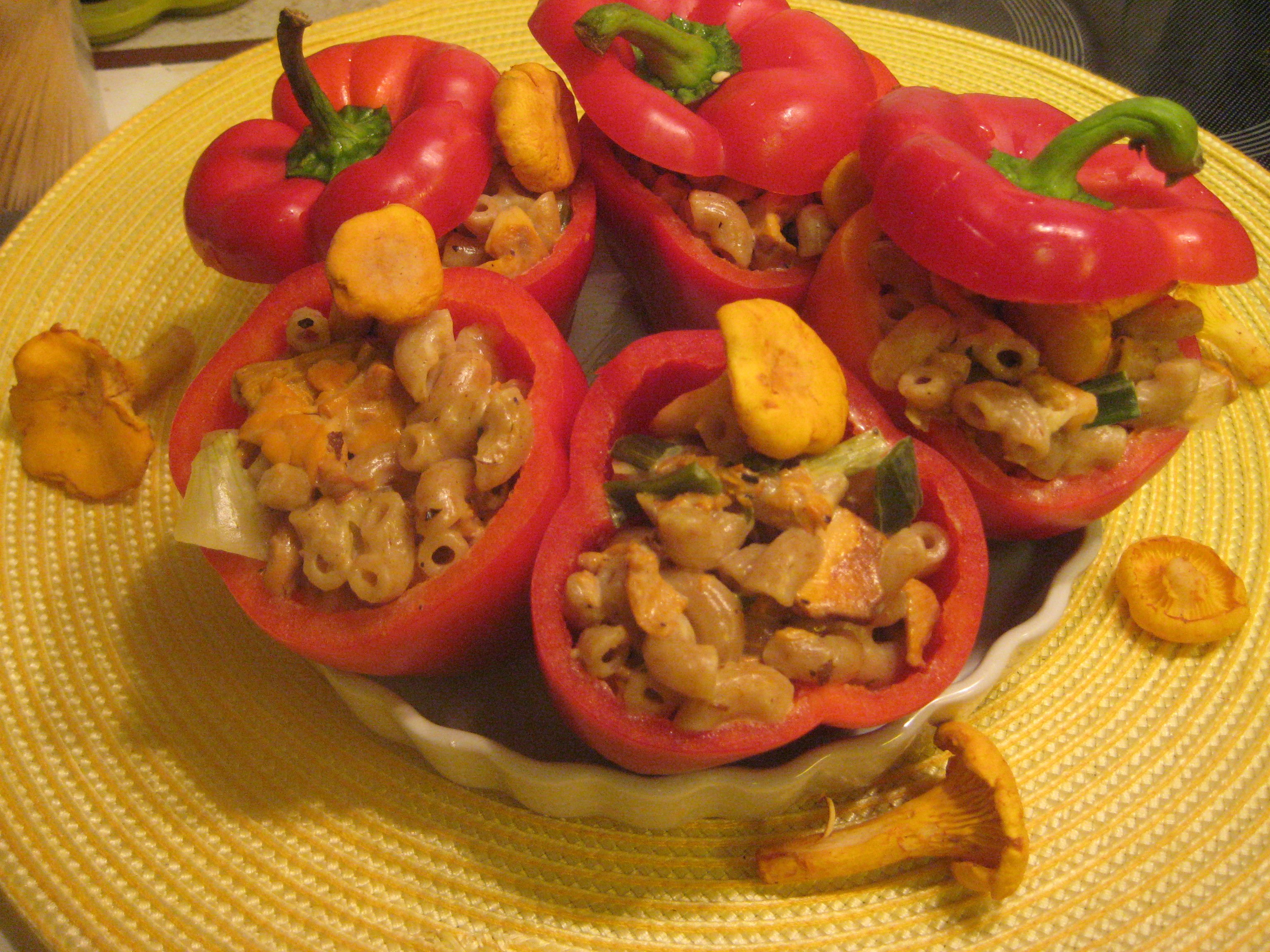 Kantarellipastalla täytetyt paprikat