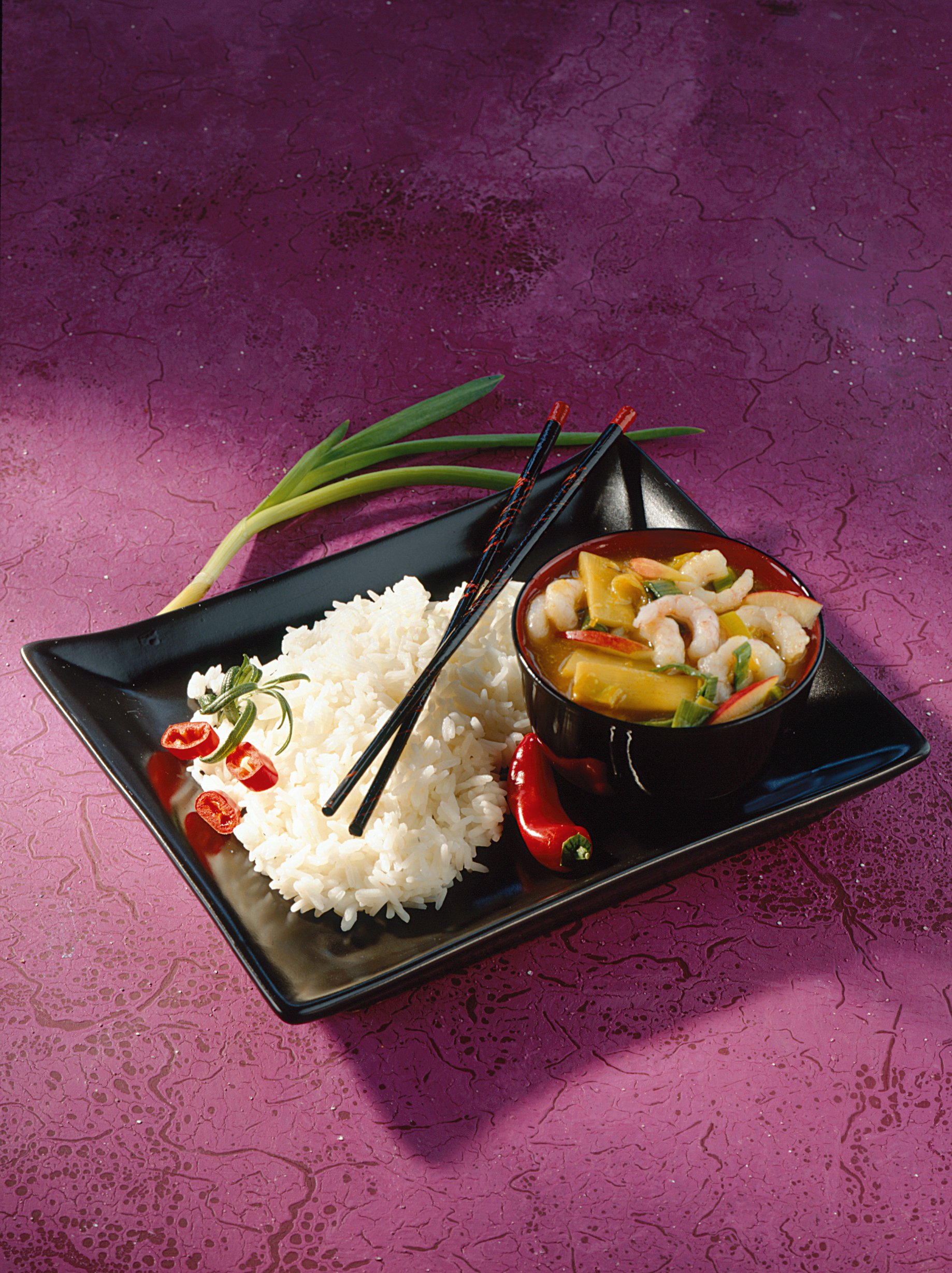 Jasmiiniriisiä ja katkarapukastiketta