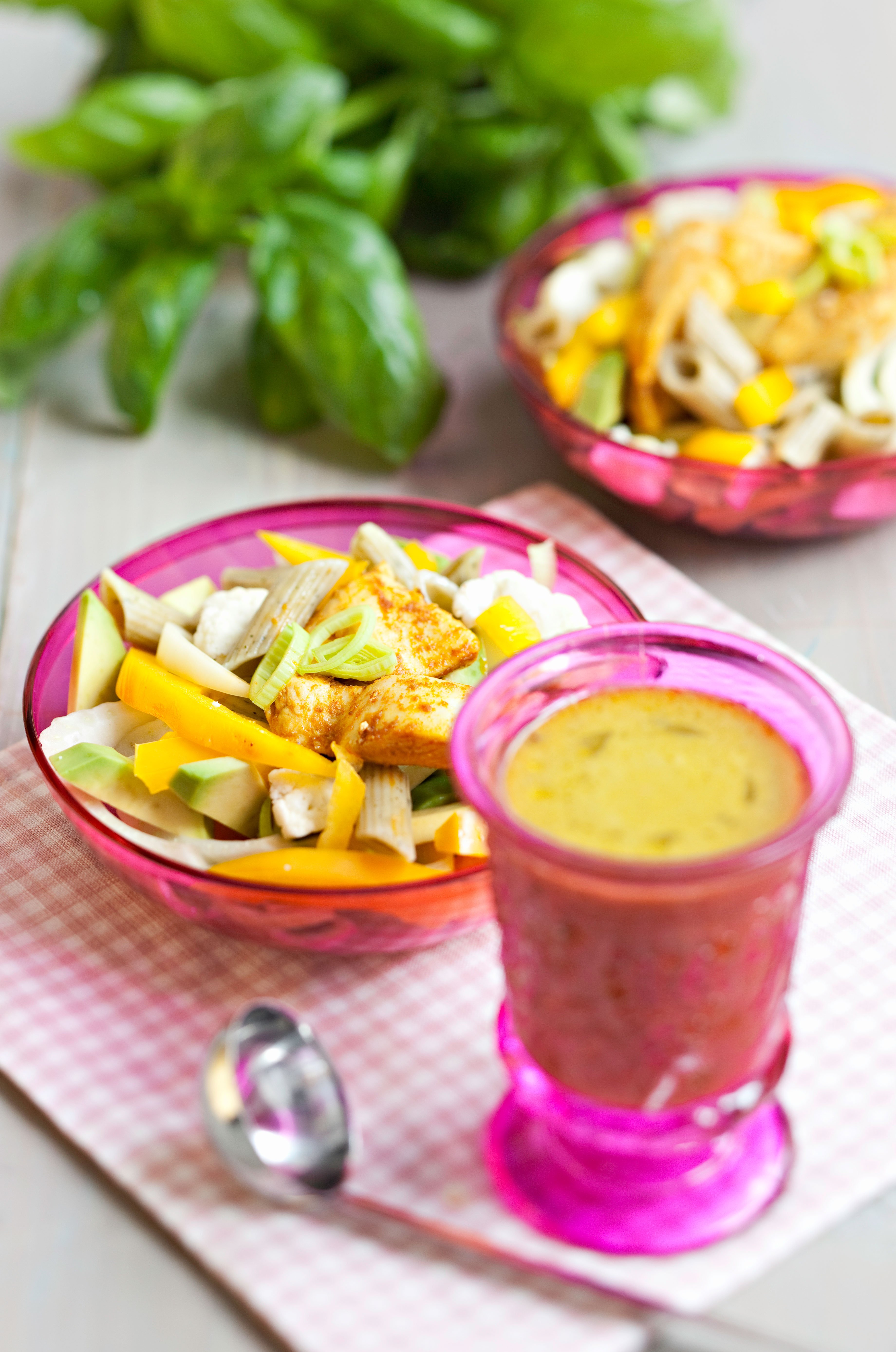 Kanapastasalaatti Avokadokastikkeella