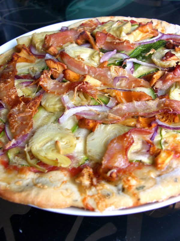 Kantarelli-pekonipizza ruis-nokkospohjalla