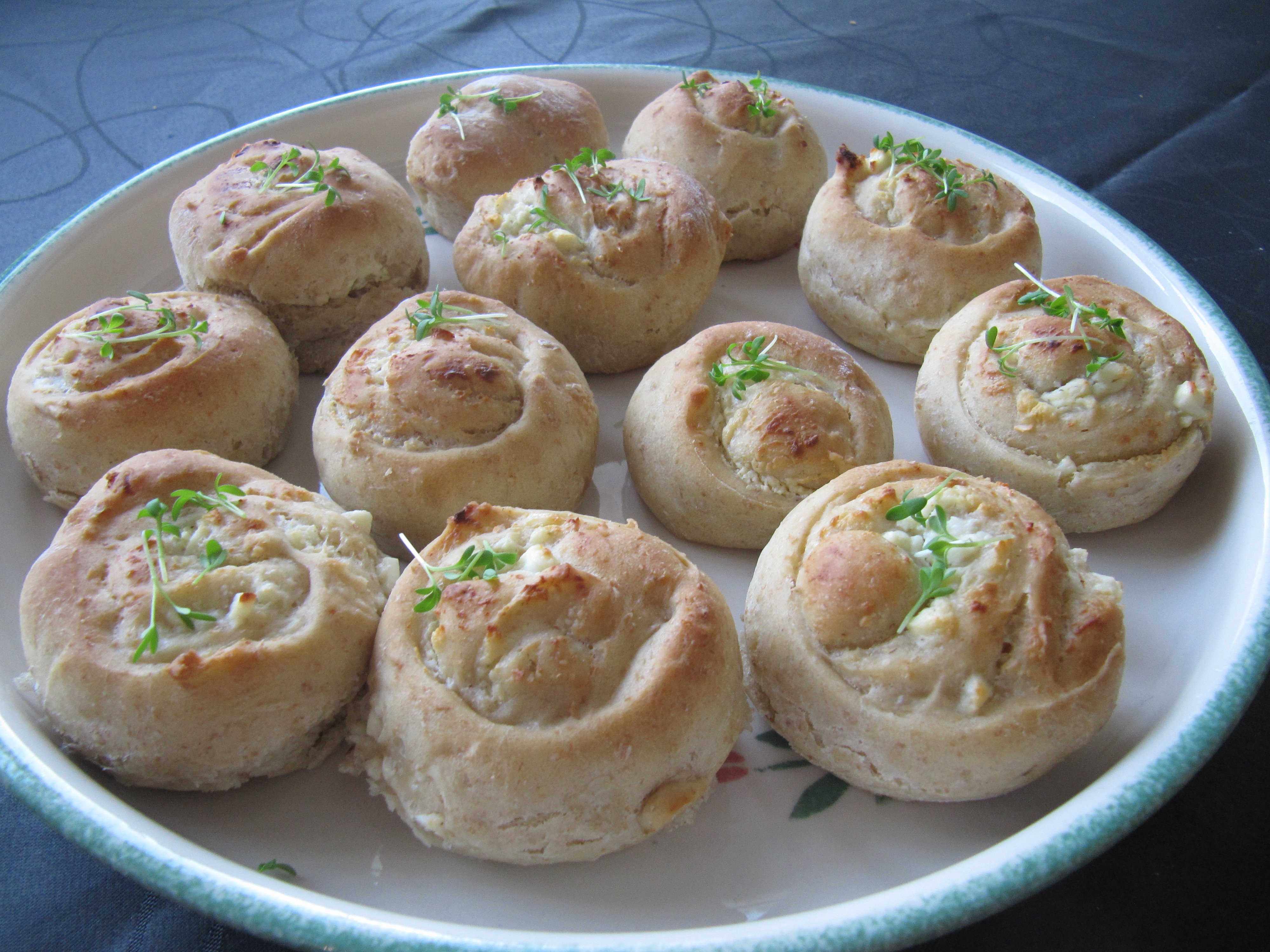 Kuituiset yrtti-fetasämpyläkääröt