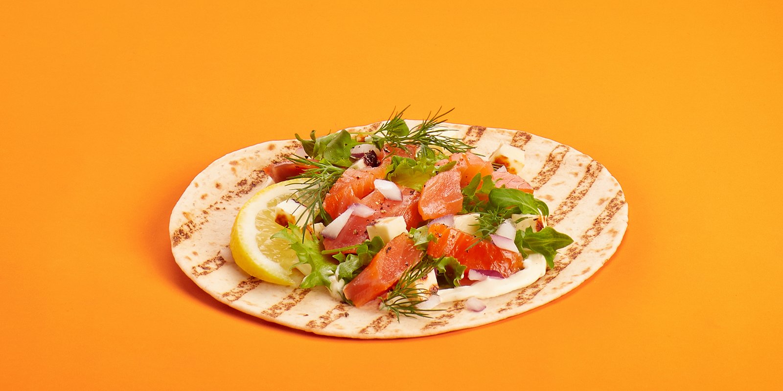 Kaura Rieska Tortilla kylmäsavulohella ja leipäjuustolla