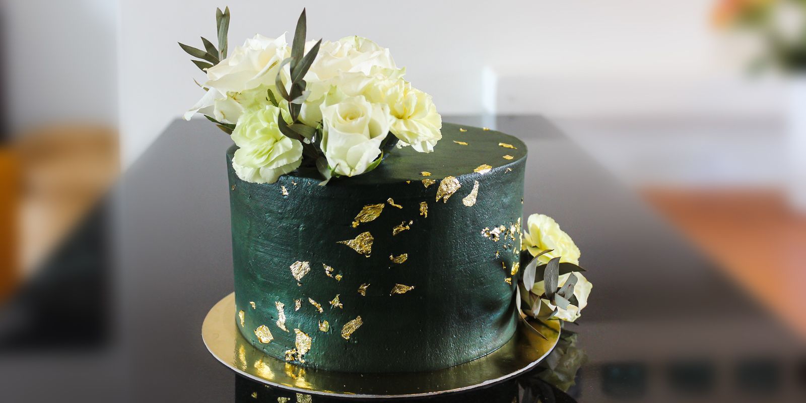 Kesäinen täytekakku kirpeällä marjamoussella