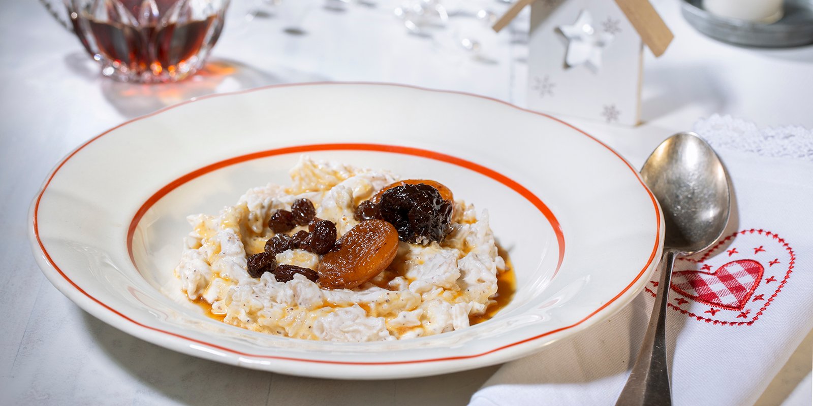 Jasmiiniriisi-kookospuuro hedelmillä