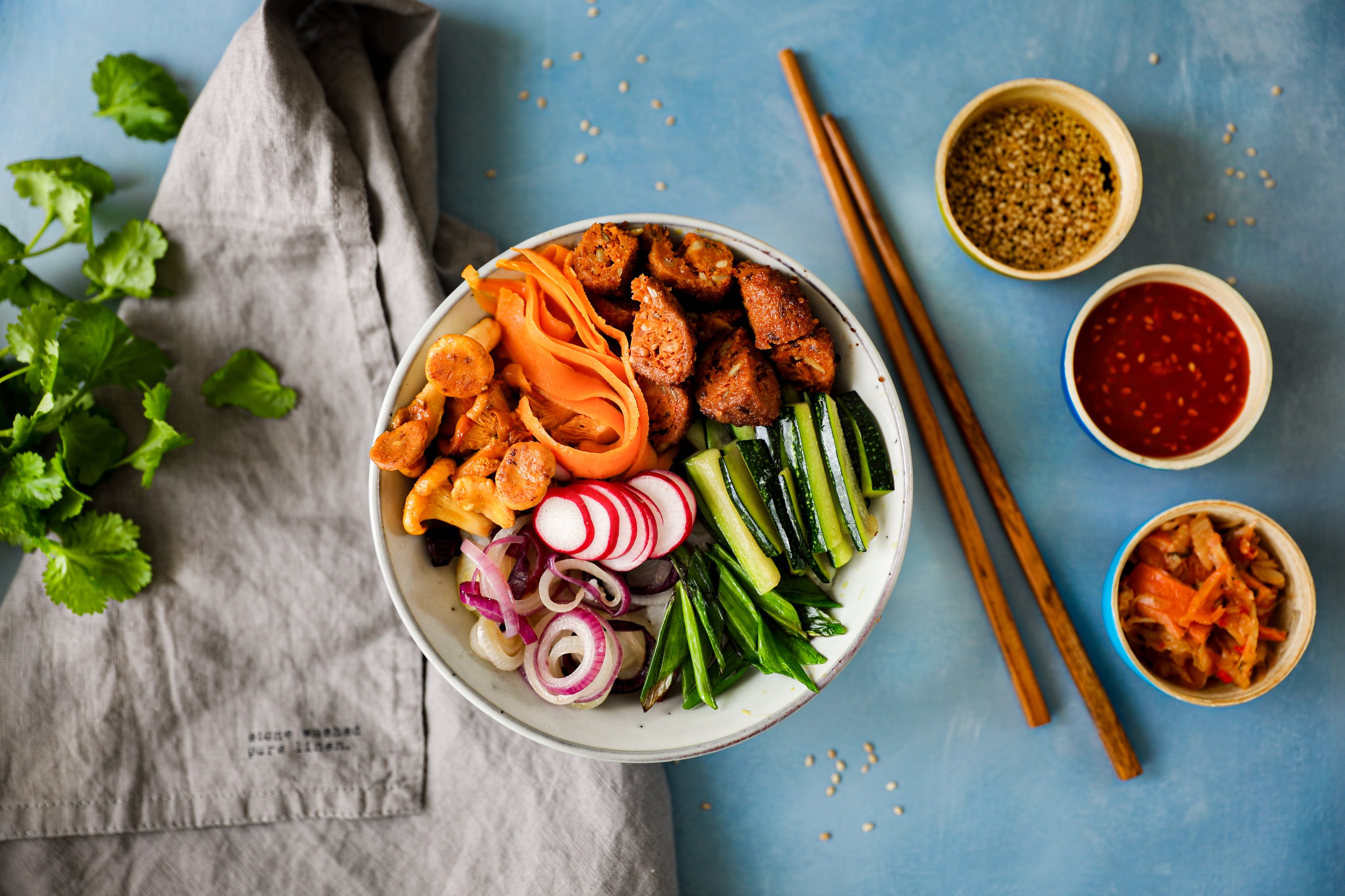 Korealainen suolainen lounaskulho vegaanisena