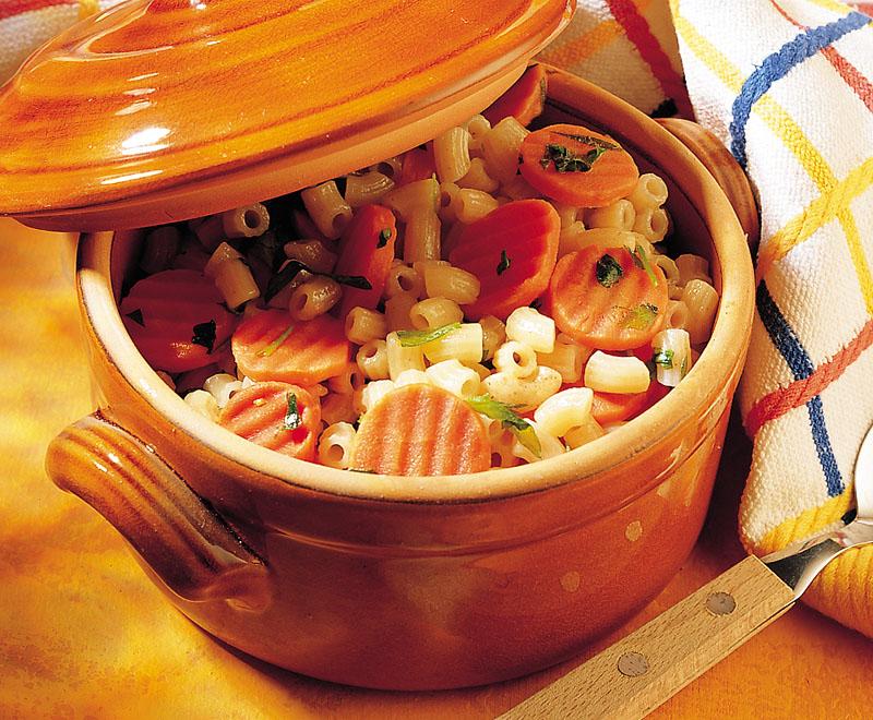 Kuitumakaronia rakuunaporkkanoilla