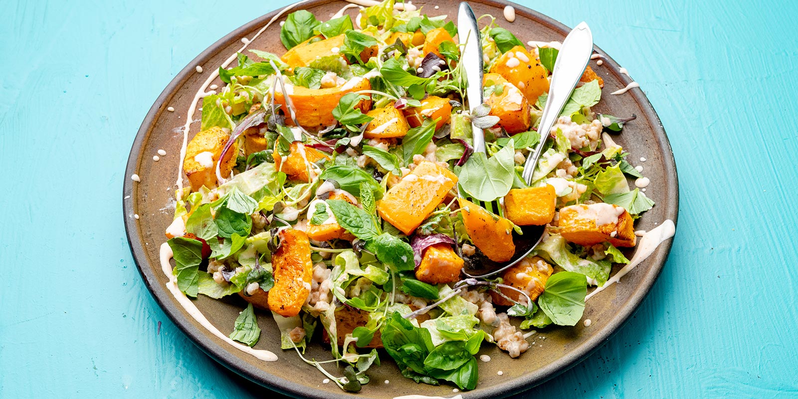 Kurpitsa-ohrasalaatti ja tulinen piimäkastike