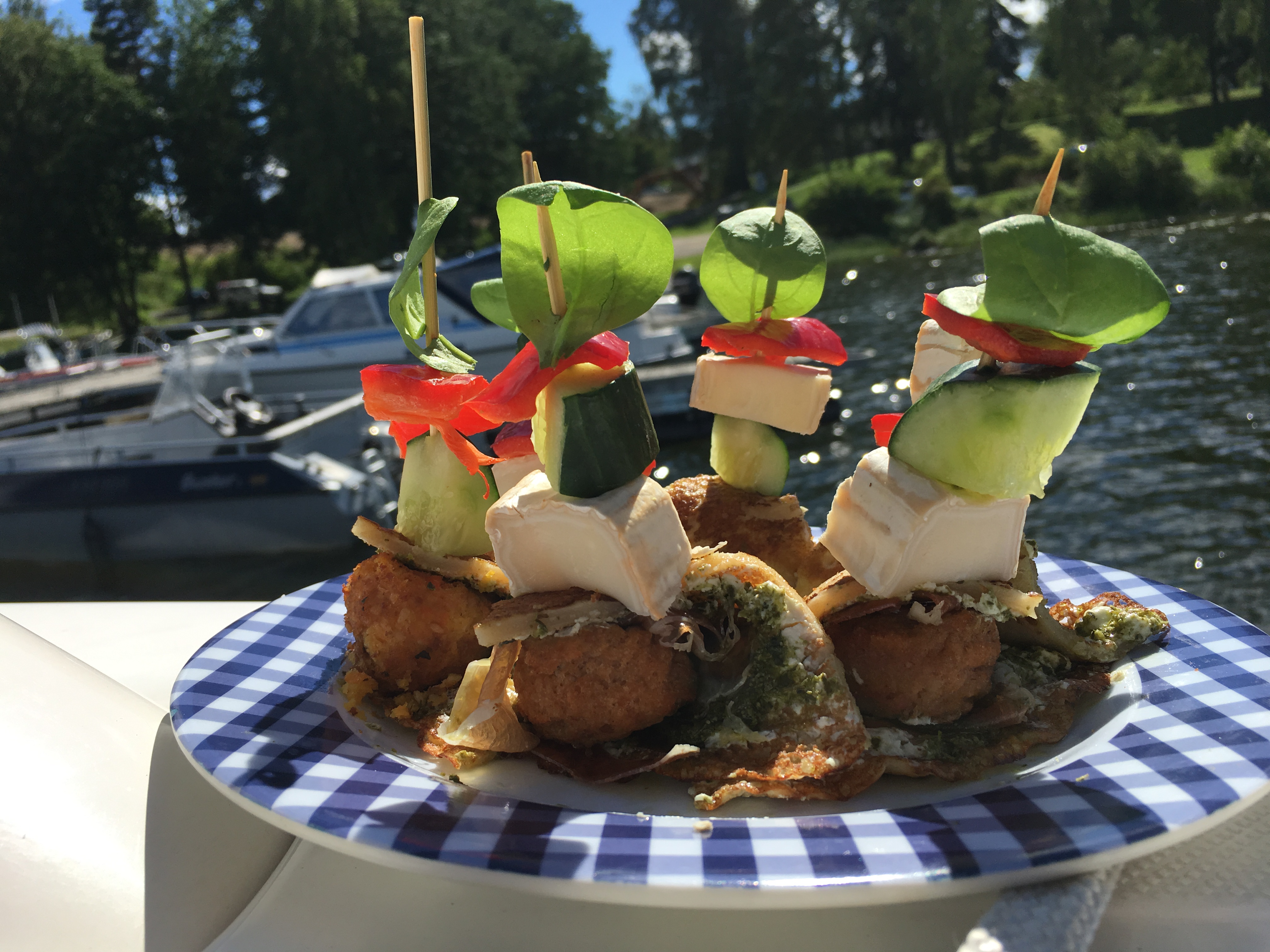 Kesän suolaiset ja makeat lettucocktailit veneellä