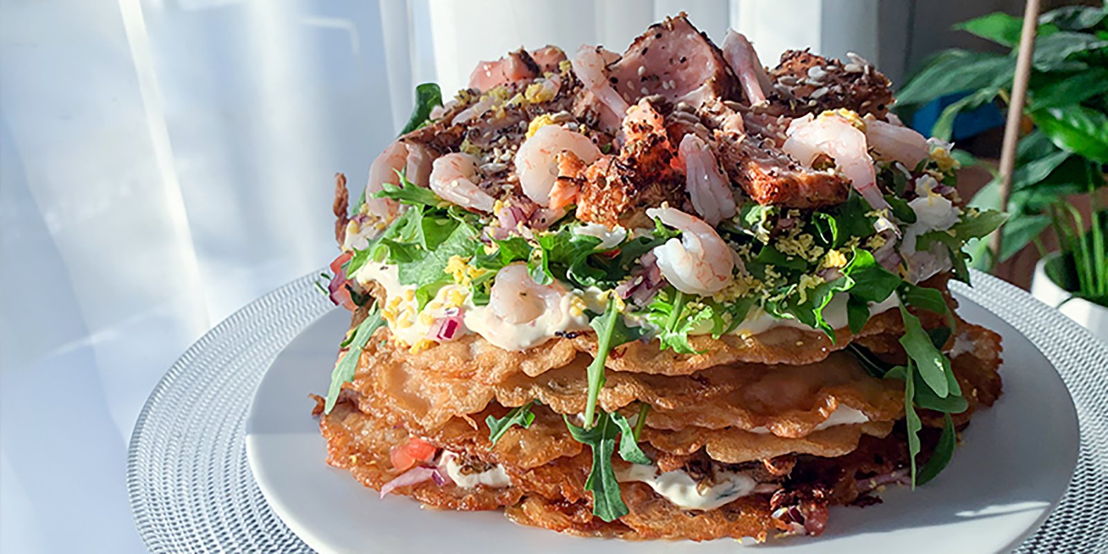 Lettukakku pastramilohella, katkaravuilla ja tsatsikilla