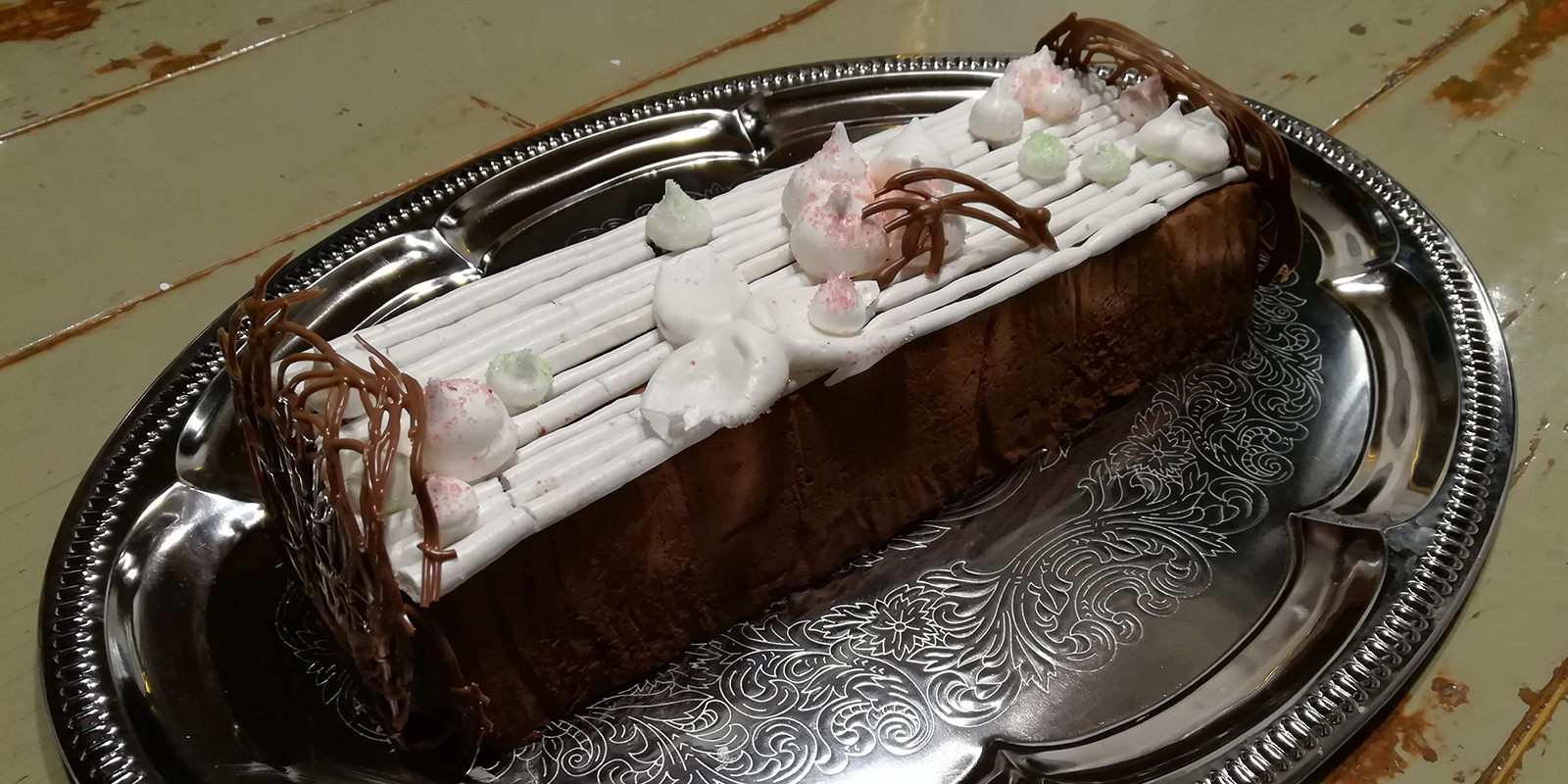 Lumihunnutettu suklainen jouluhalko