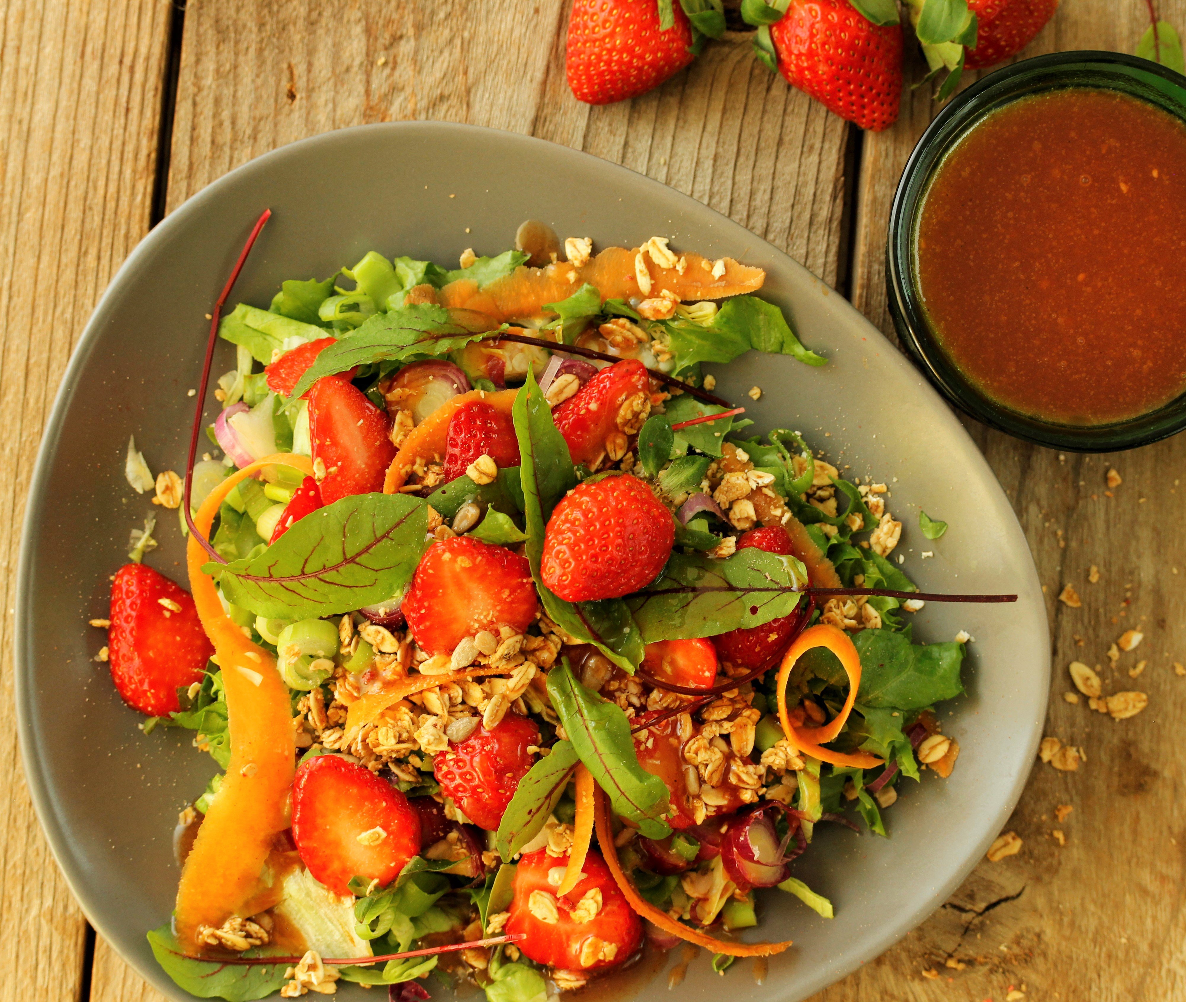 MP Mansikkasalaatti granolalla ja mansikkakastikkeella