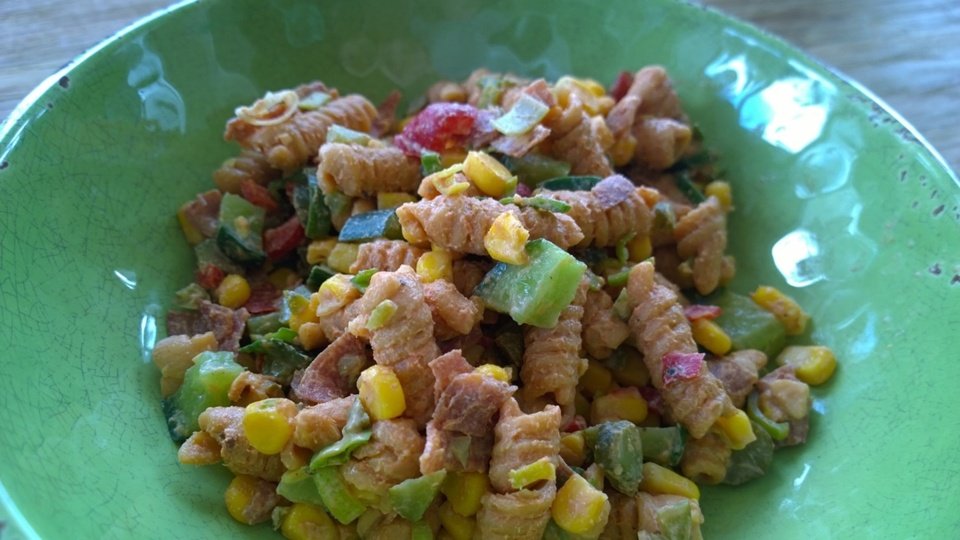 Meetvursti-pastasalaatti