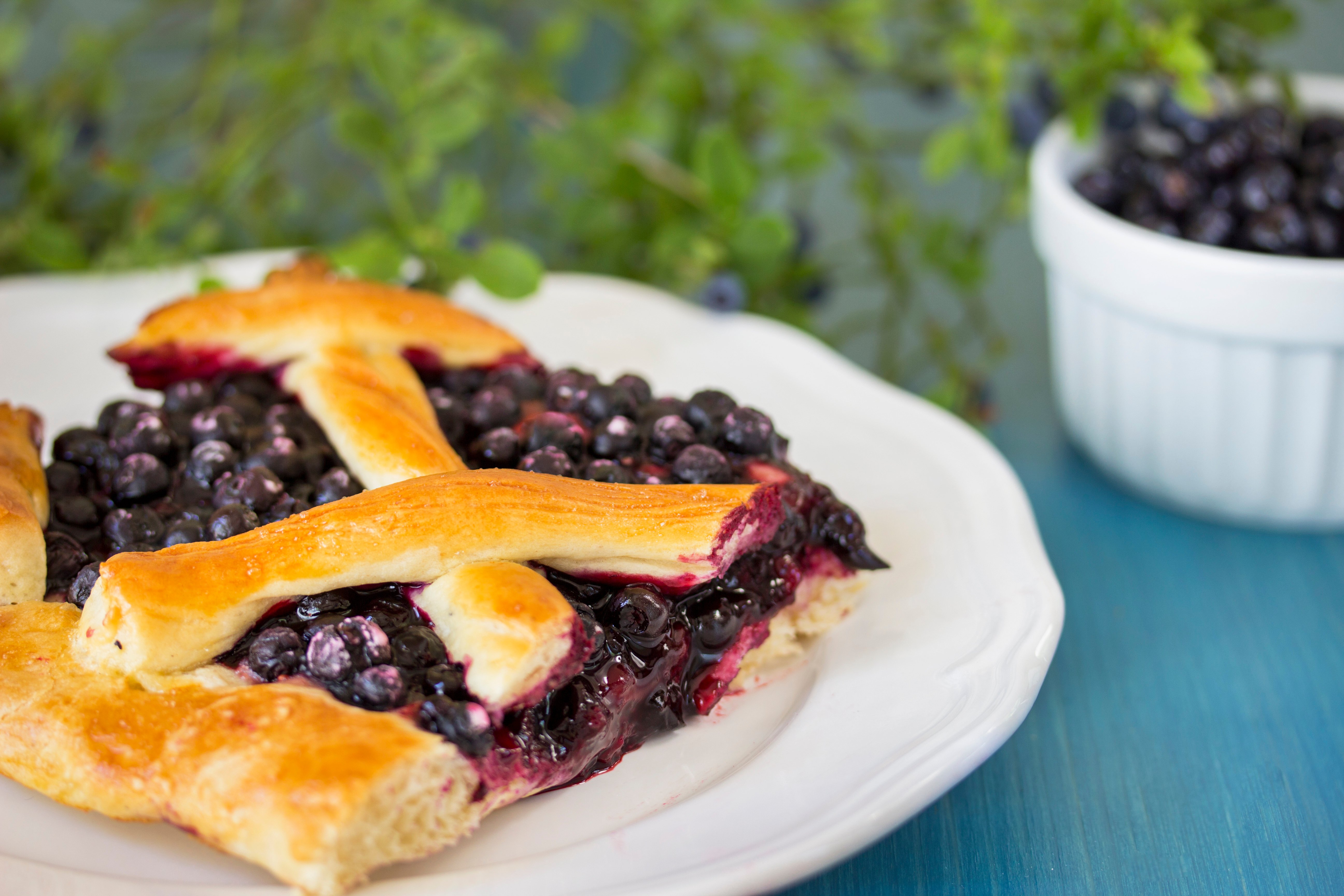 Mustikka-vadelmapiirakka pullataikinasta