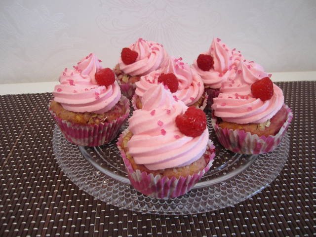 Vadelma valkosuklaamuffinssit