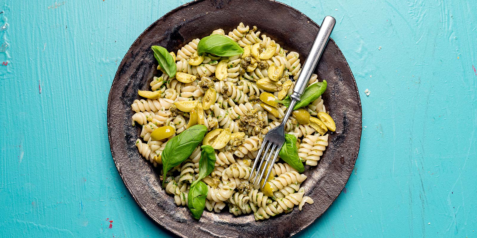 Oliivi-sardelli-pastasalaatti