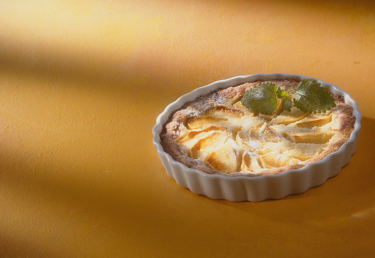 Omena-jogurttipiirakka kauramurotaikinasta