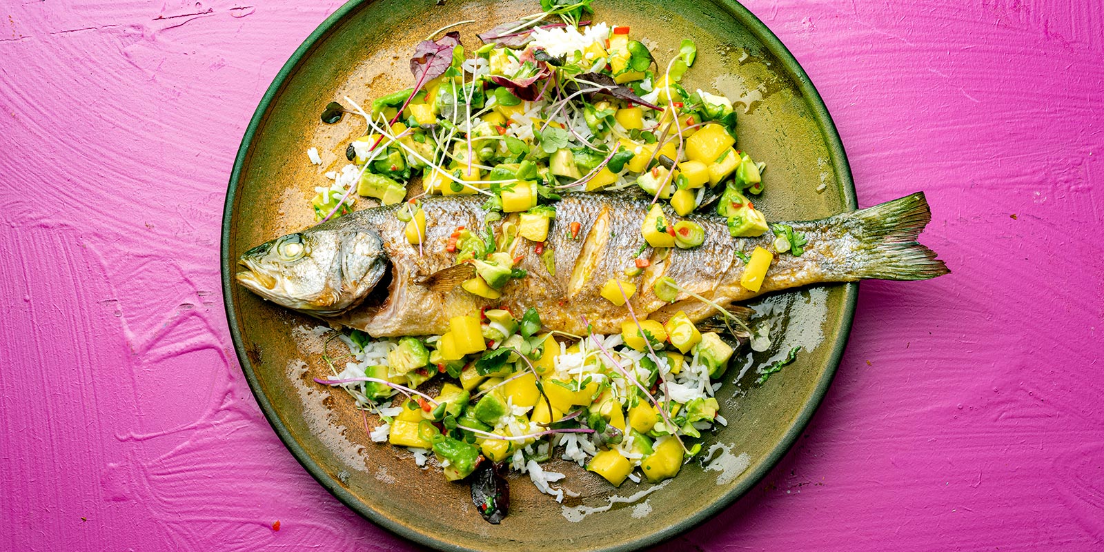 Paistettu meribassi ja mango-avokadosalsa