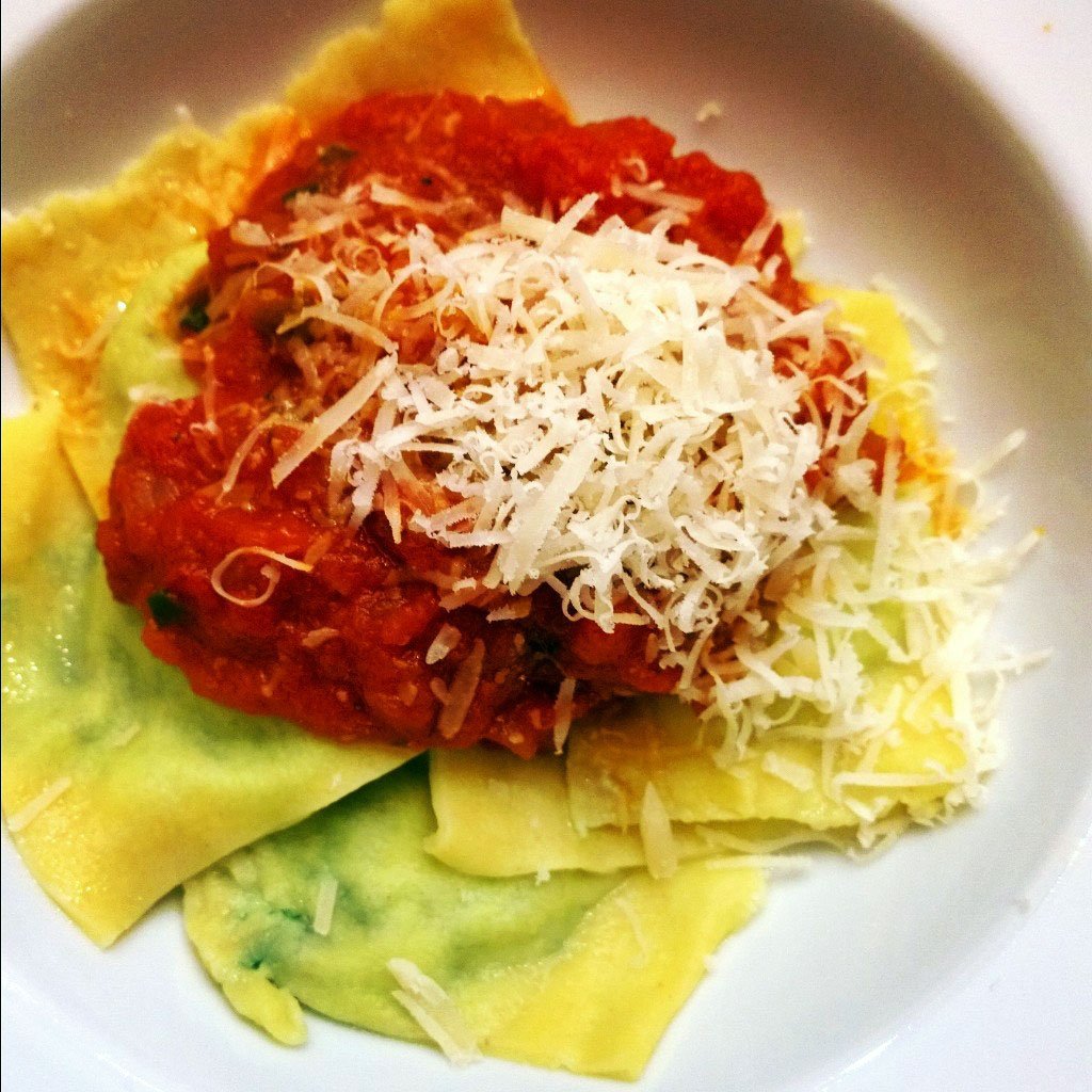 Pinaatti-ricottatäytteiset raviolit