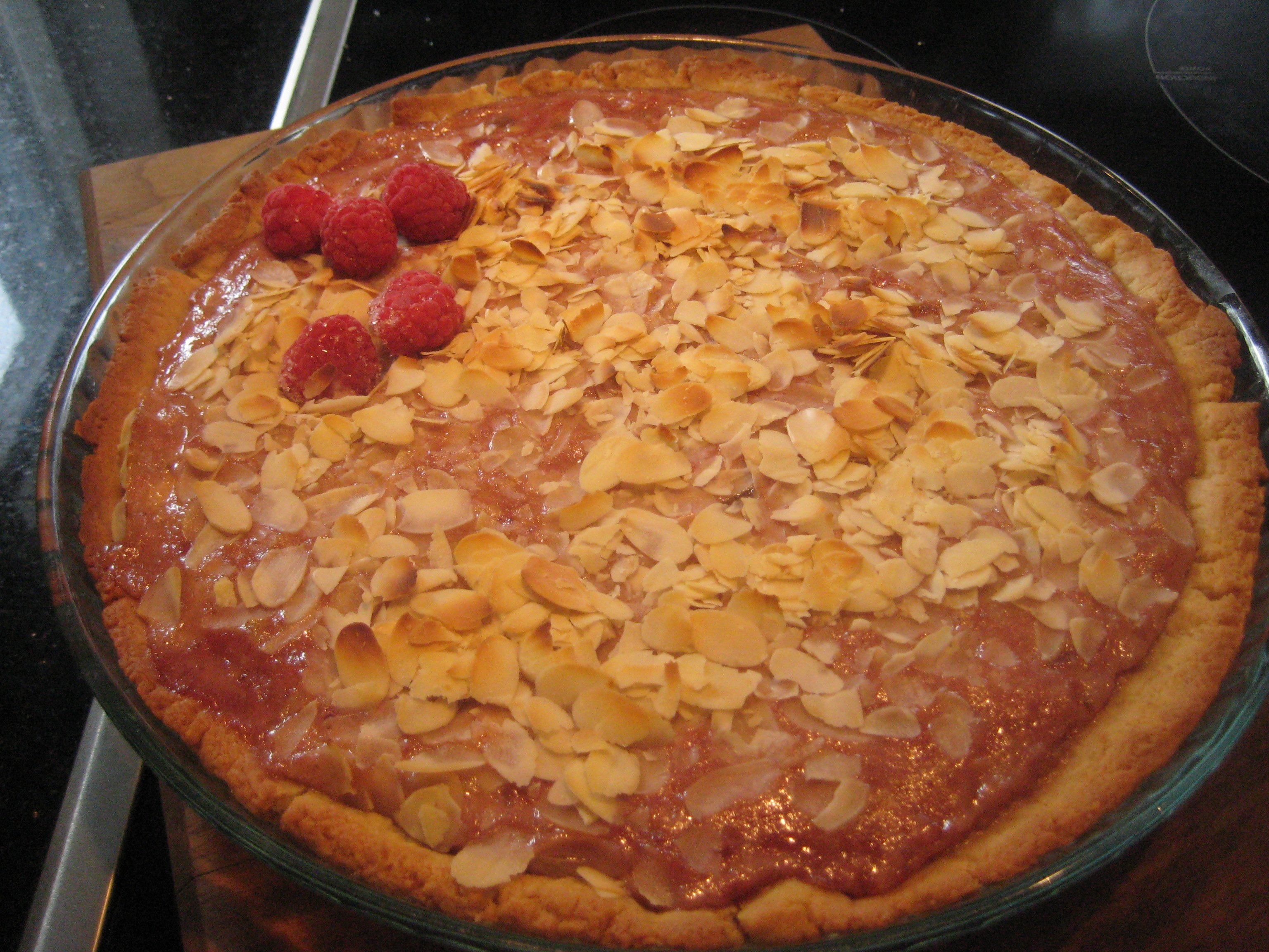 Raparperipiirakka valkosuklaalla