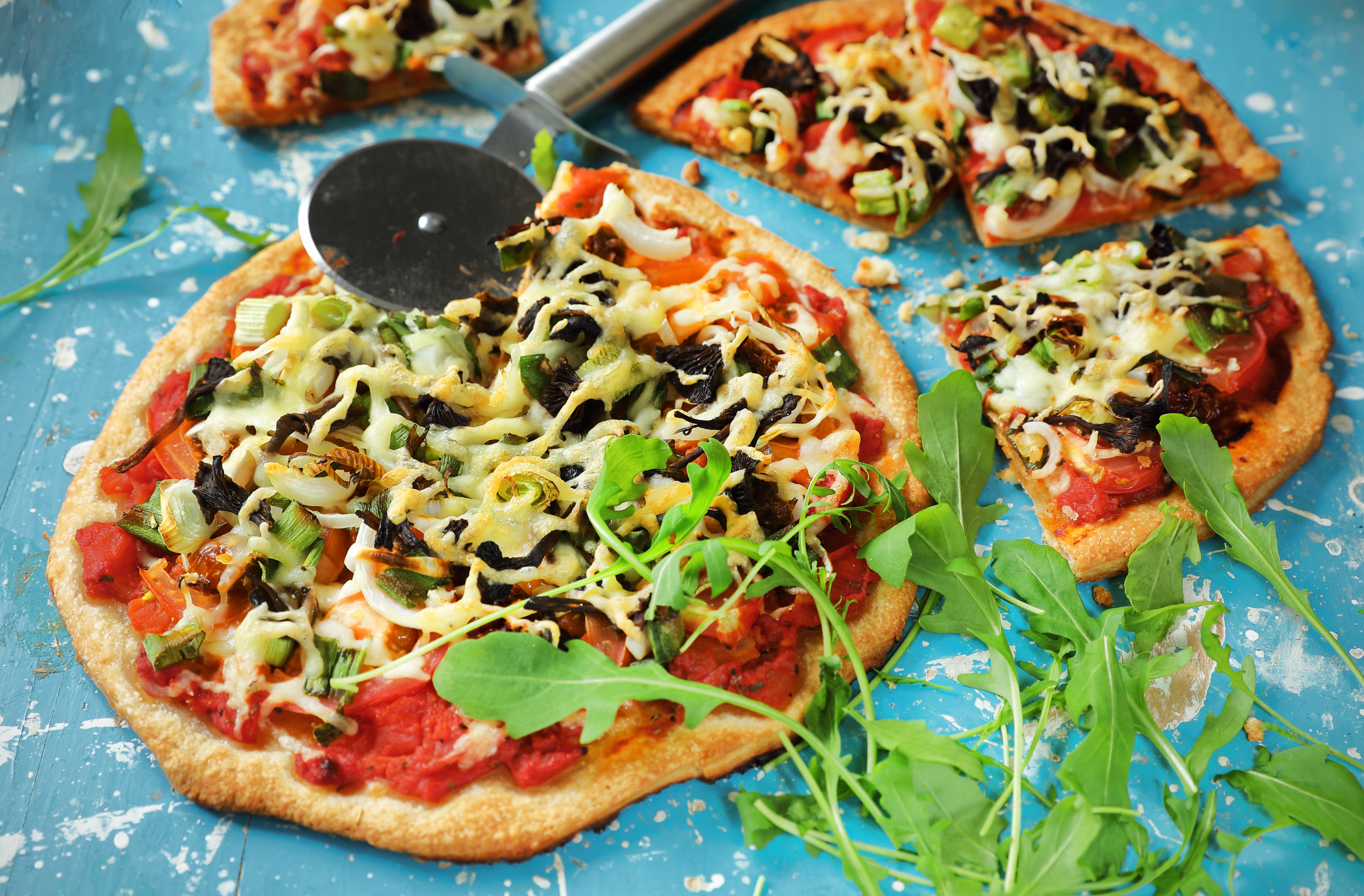 Satokauden pizza pyöreään piirakkapohjaan