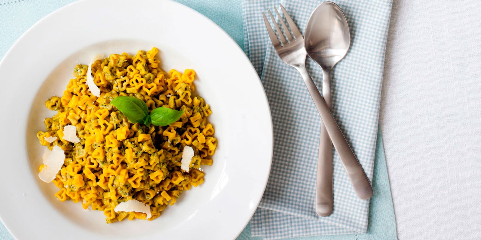 Sydän Makaronit yrtti-kaurapestolla