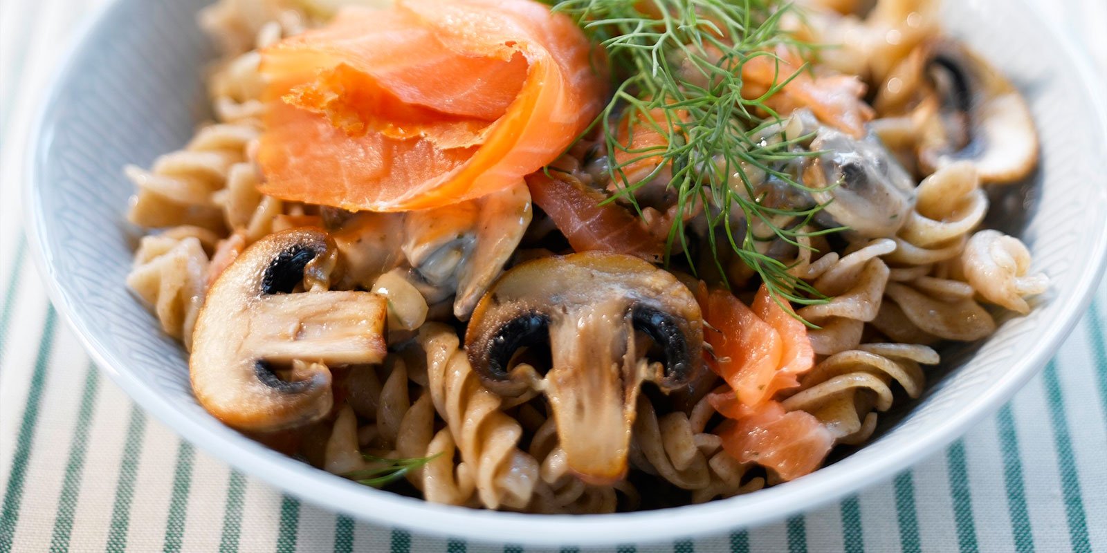 Täysjyvä Fusilli lohikastikkeella