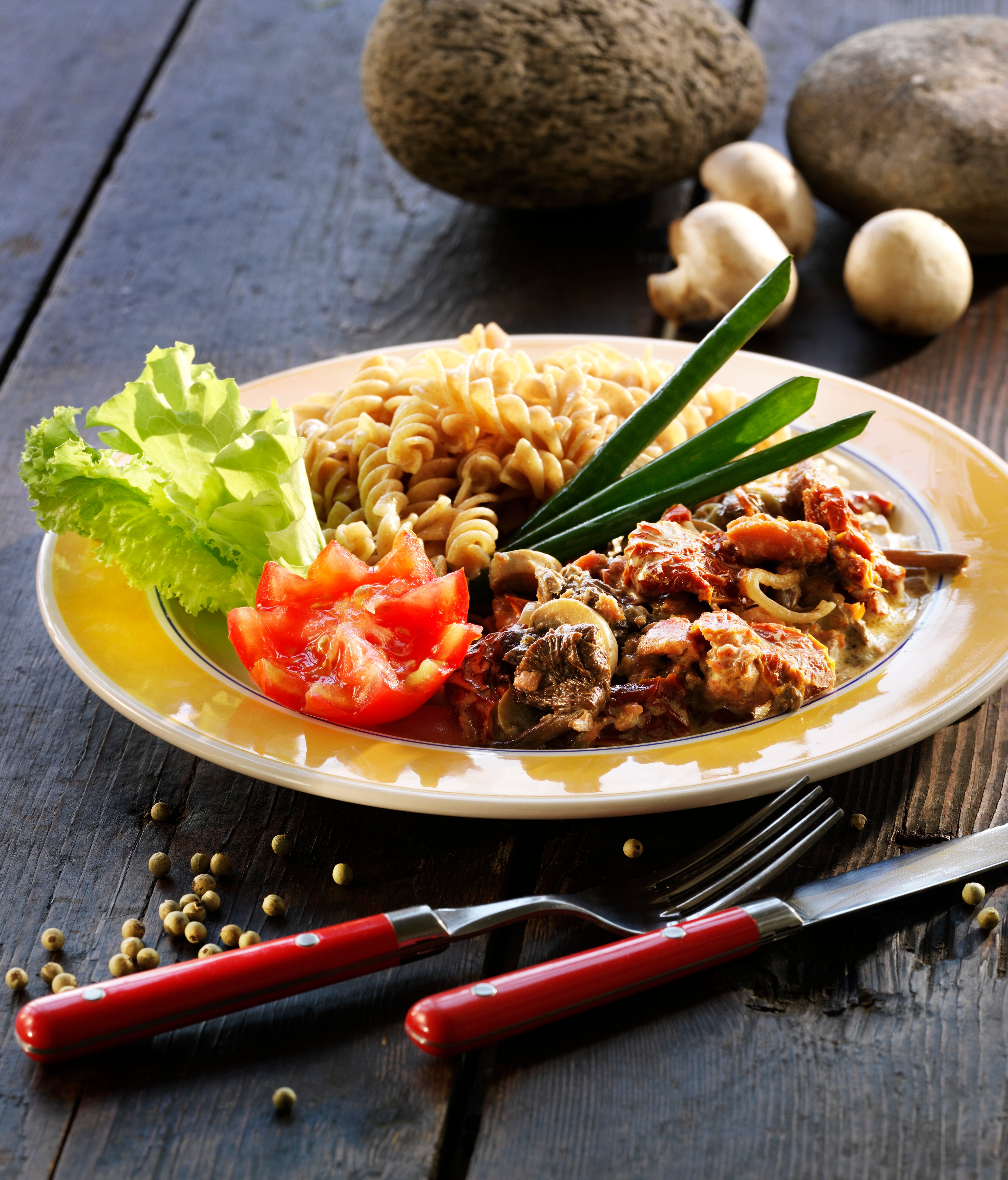 Täyteläinen sieni-lohikastike täysjyväpastalle