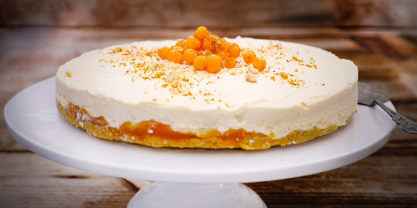 Tyrni-valkosuklaajuustokakku