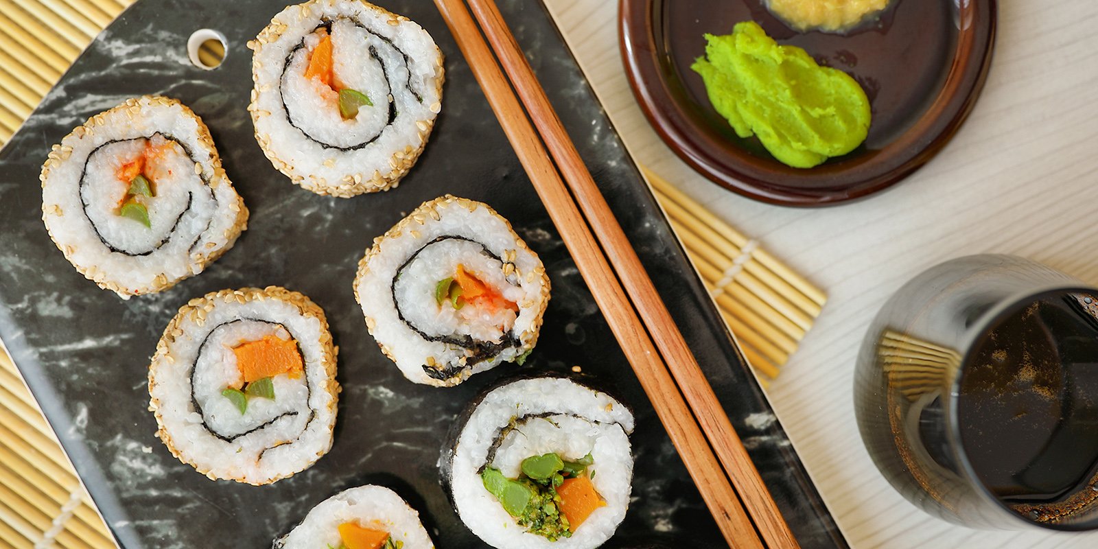 Uramaki, sushirullat nurinpäin kasvistäytteellä