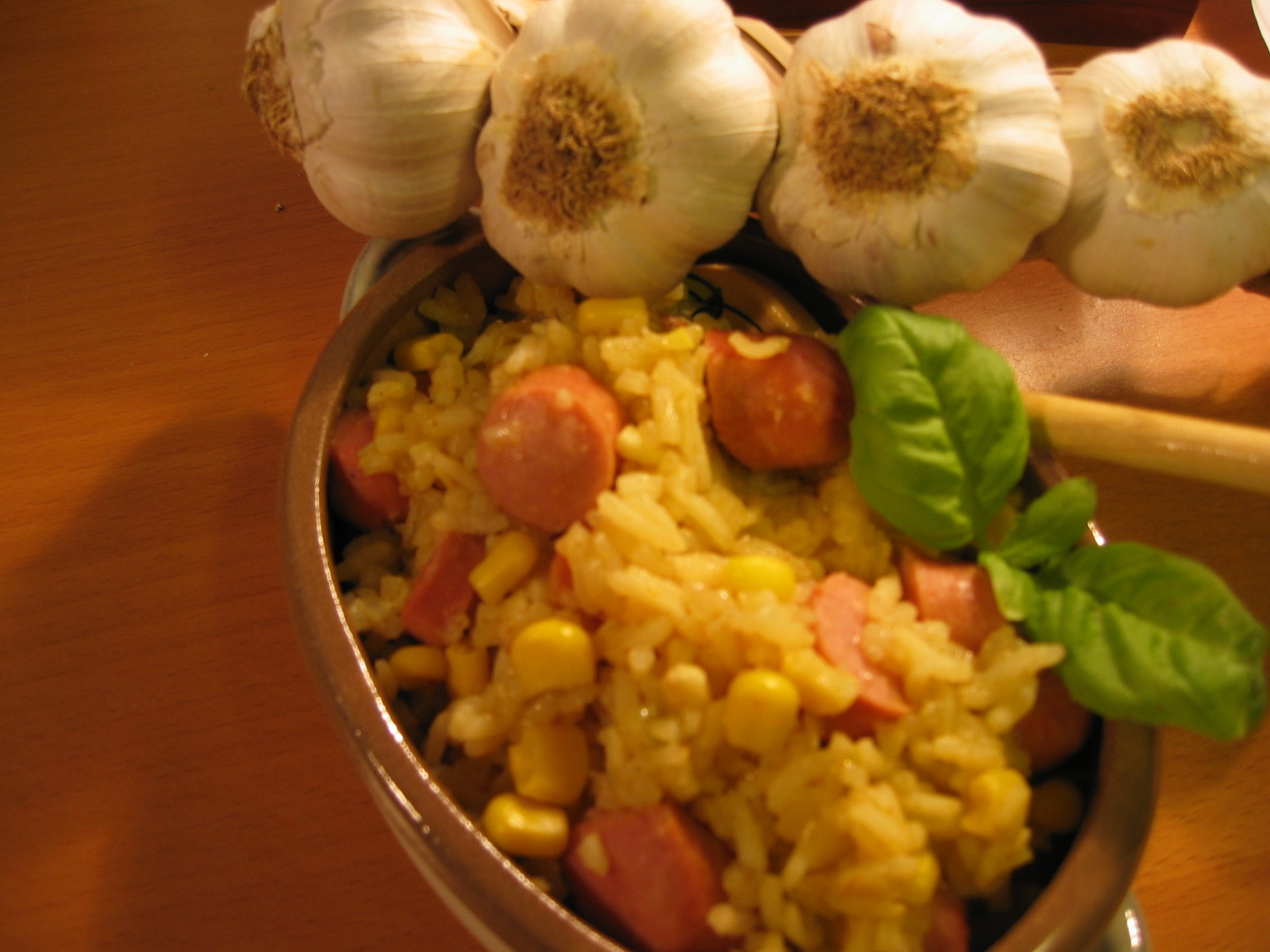 Valkosipulinen nakkiwokki