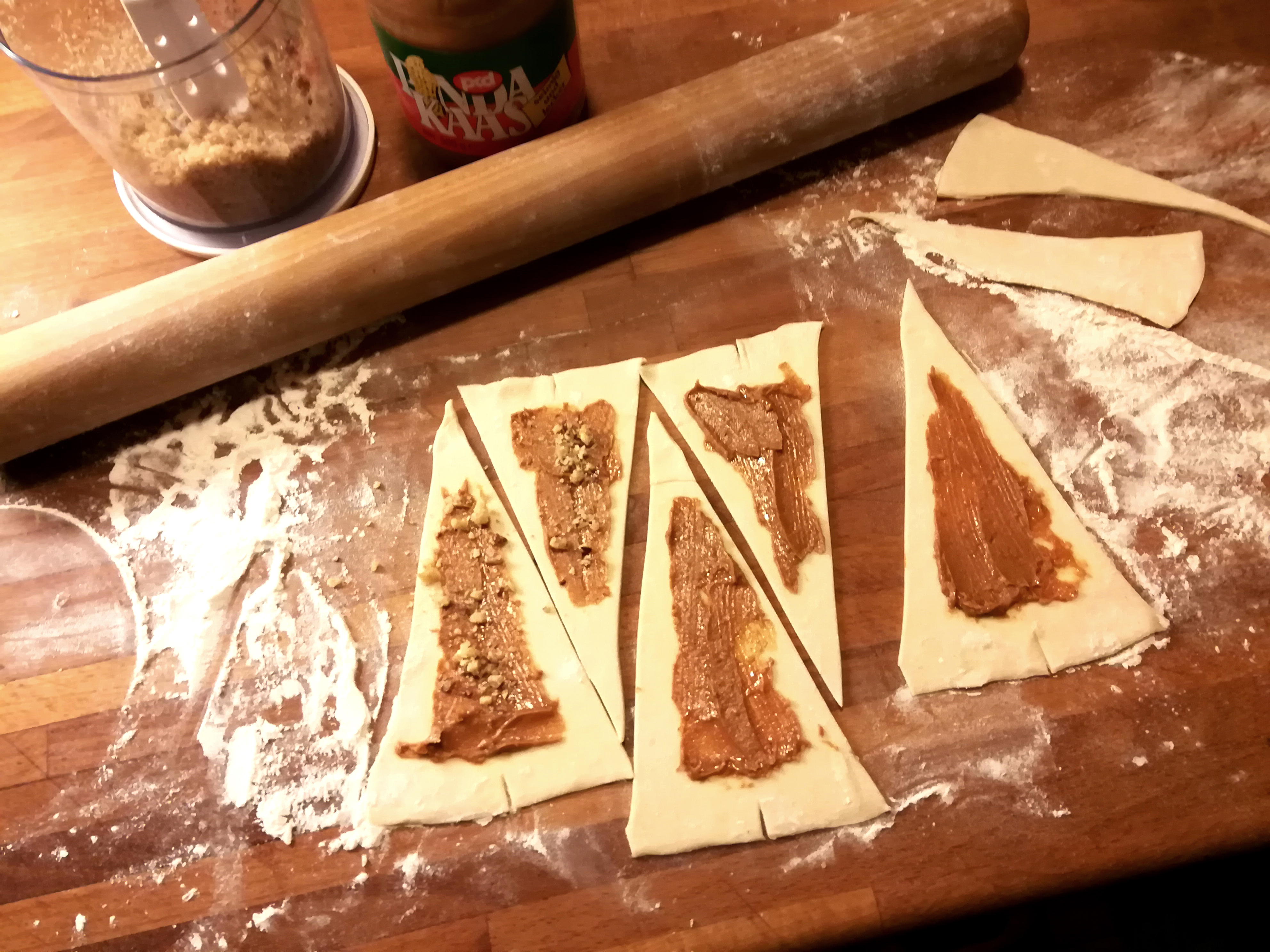 Vegaaniset maapähkinä-hillo minicroissantit