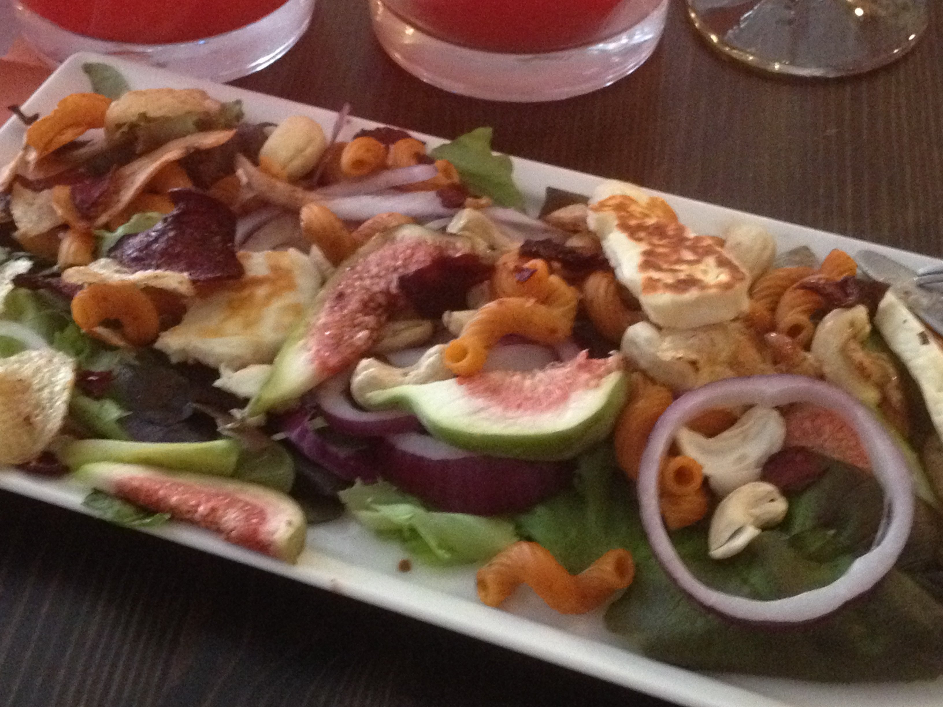 Viikuna-halloumisalaatti Pippuripastasta