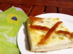 Raparperipiirakka pullataikinasta
