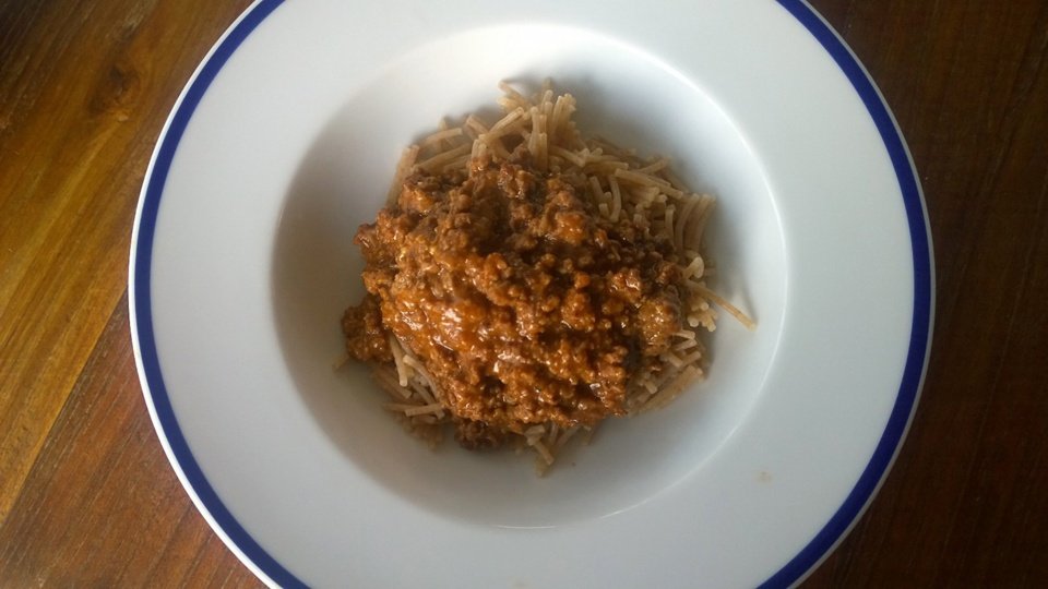 Ruskea jauhelihakastike ja rakettispagetti