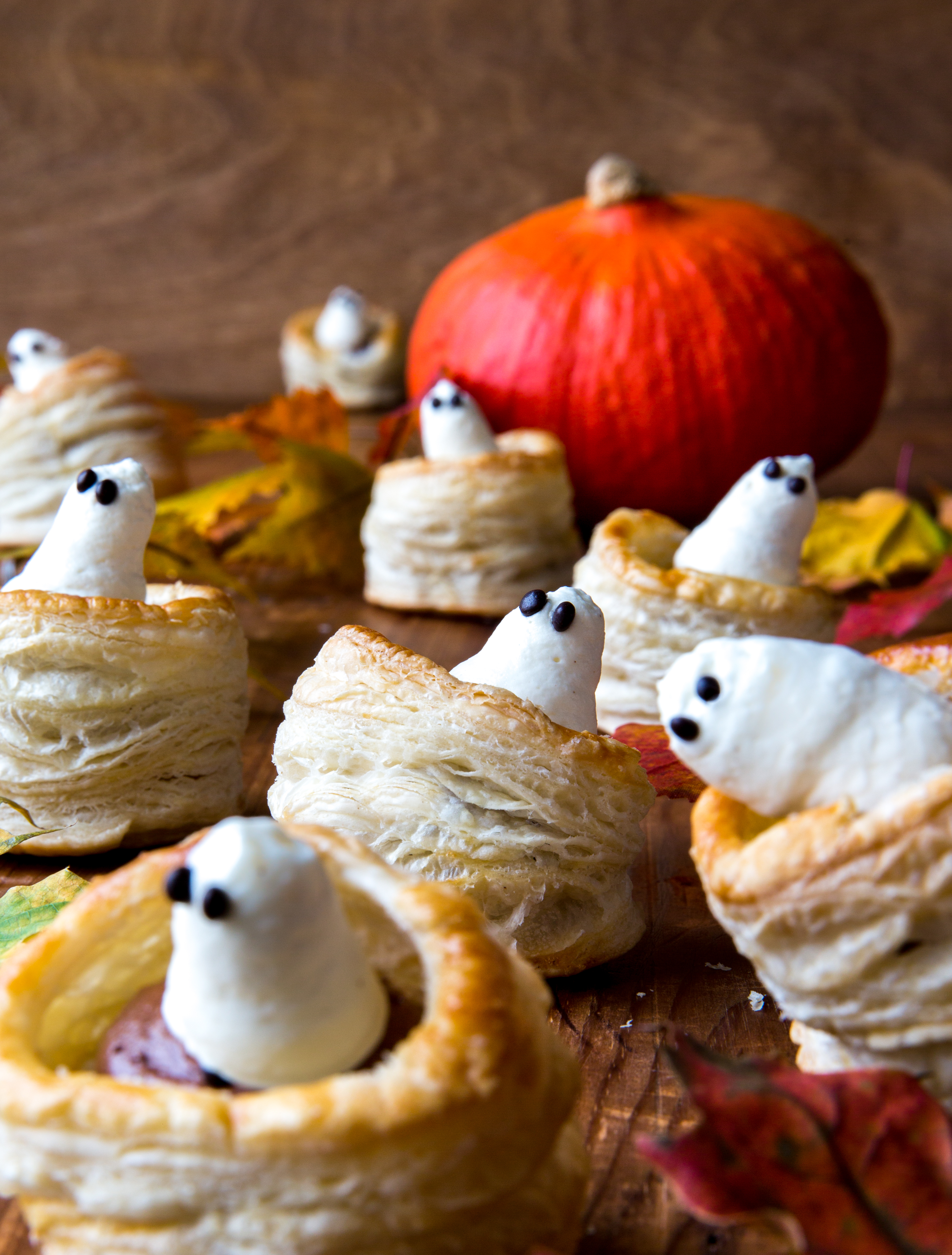 suklaamoussella-täytetyt-haamuleivokset