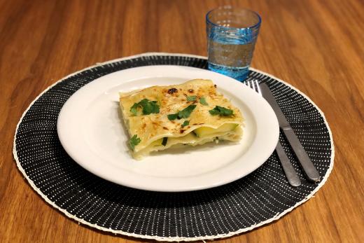 Valkoinen kesäkurpitsalasagne