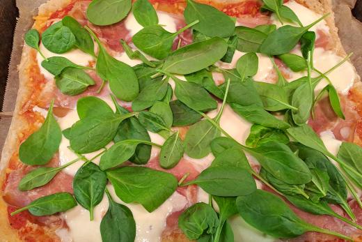 Kuvassa Pulla-tytön tekemä peltipizza parmankinkulla, juustolla ja babypinaatilla