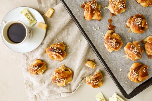 Pienet korvapuustit kermatoffeella