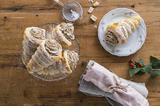 Luumumoussella täytetyt torttutuutit