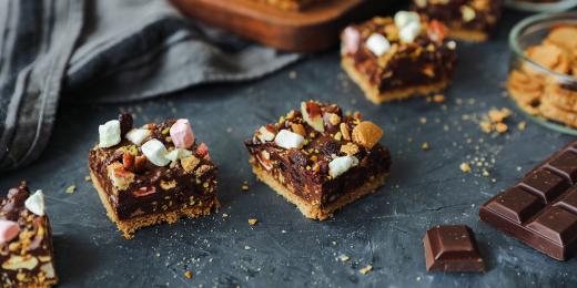 Kuvassa bloggarimme Arja-Elina Laineen tekemä Suklainen piparimurulevy